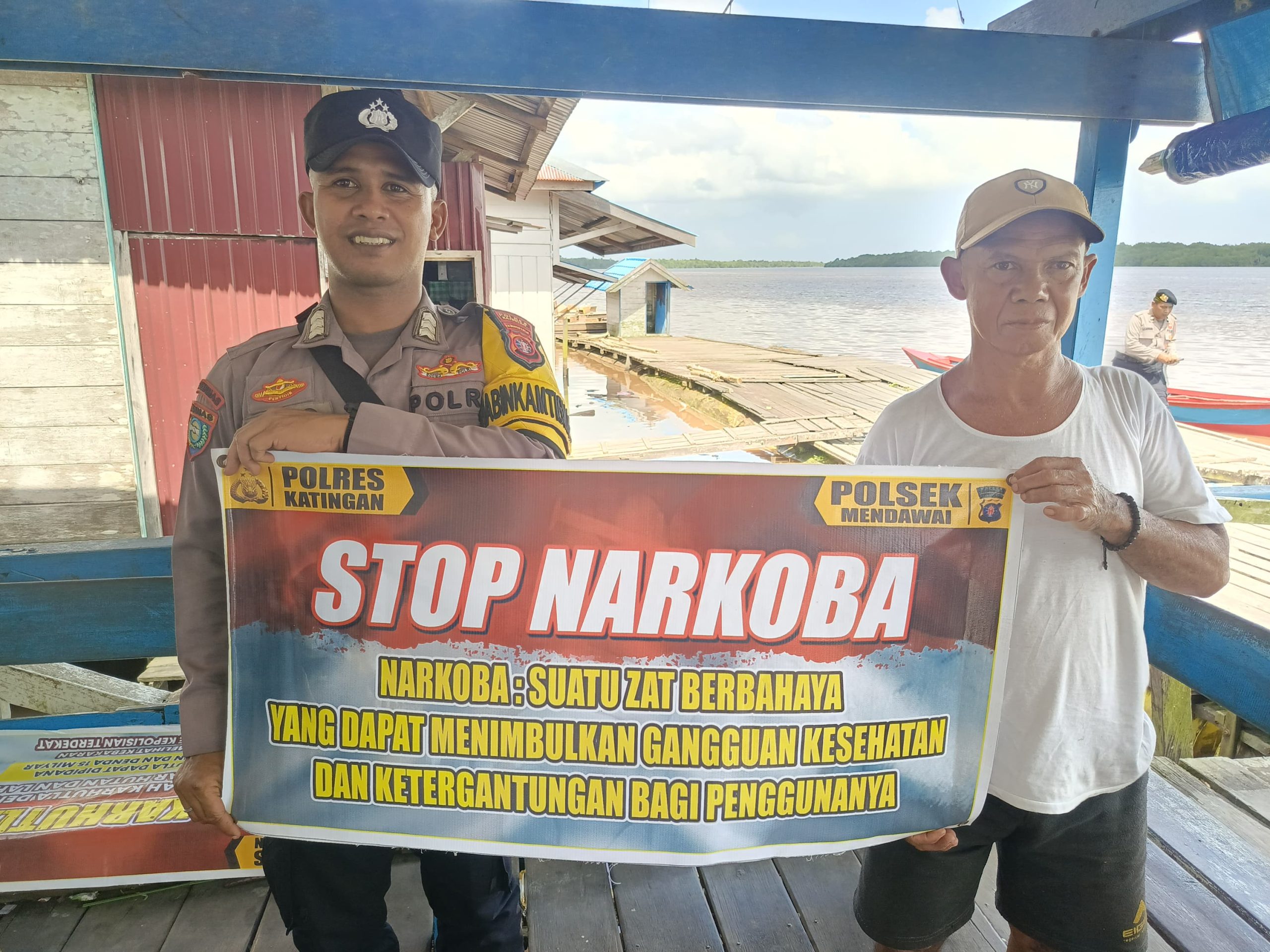 Sampaikan pesan Kamtibmas, Bhabinkamtibmas Posek Mendawai sambangi Warga.