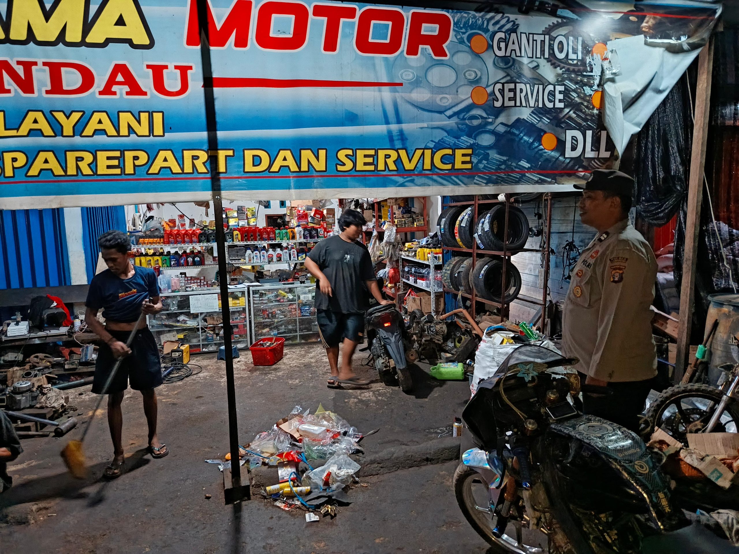 Polsek Delang Sambangi Pelaku Usaha pada Malam Hari, Perkuat Kemitraan dan Jaga Kamtibmas