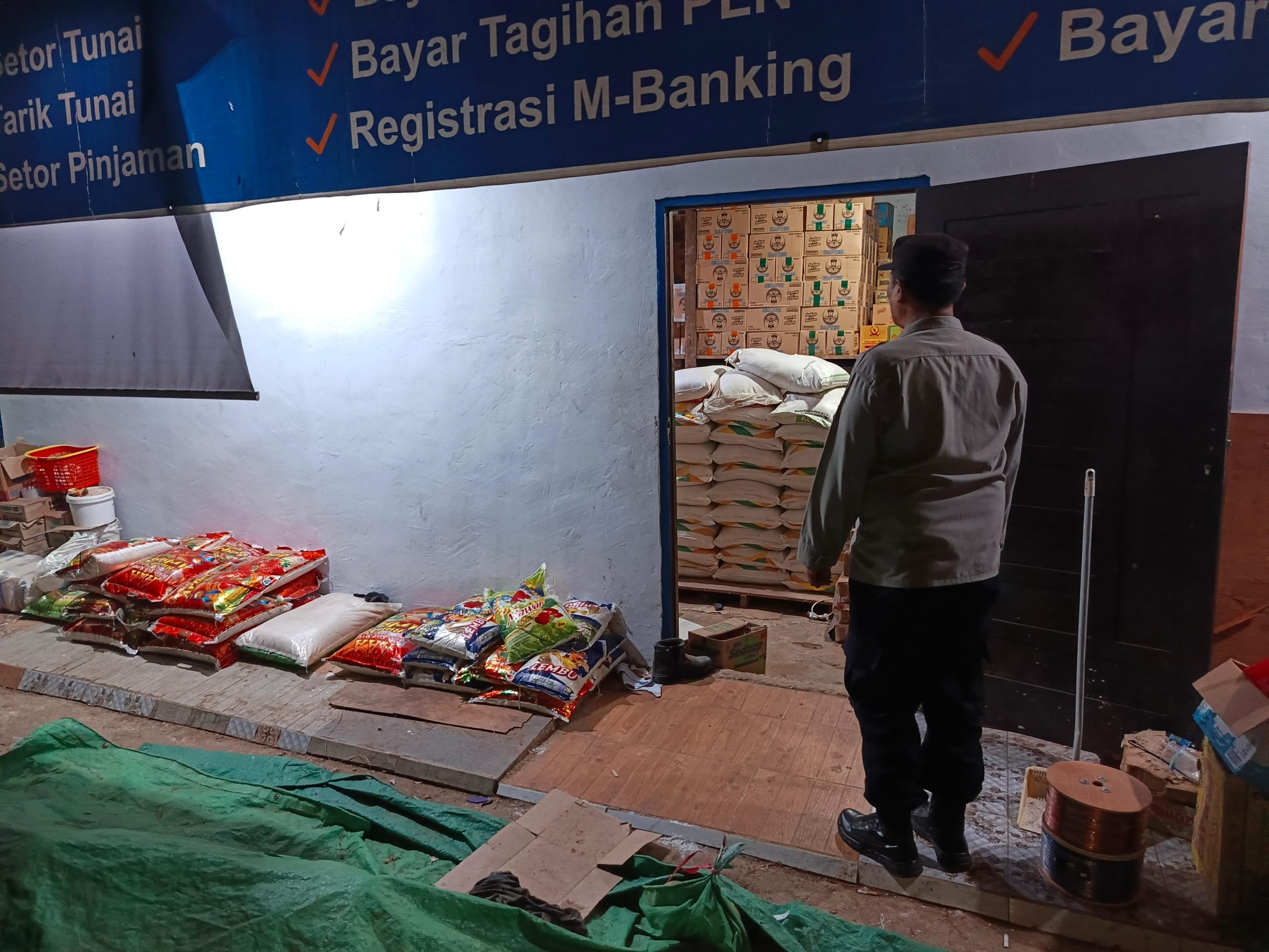 Polsek Delang Sambangi Kawasan Pertokoan pada Malam Hari, Ciptakan Rasa Aman bagi Pelaku Usaha