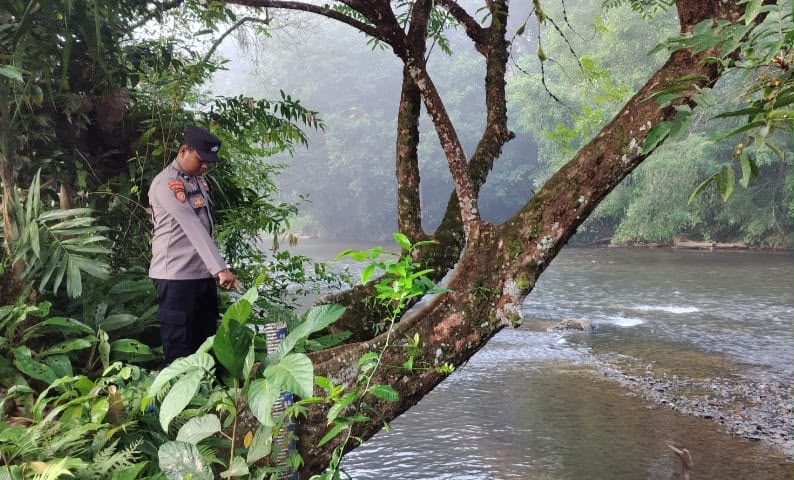 Polsek Delang Rutin Pantau Debit Air DAS Delang, Pastikan Kondisi Tetap Normal