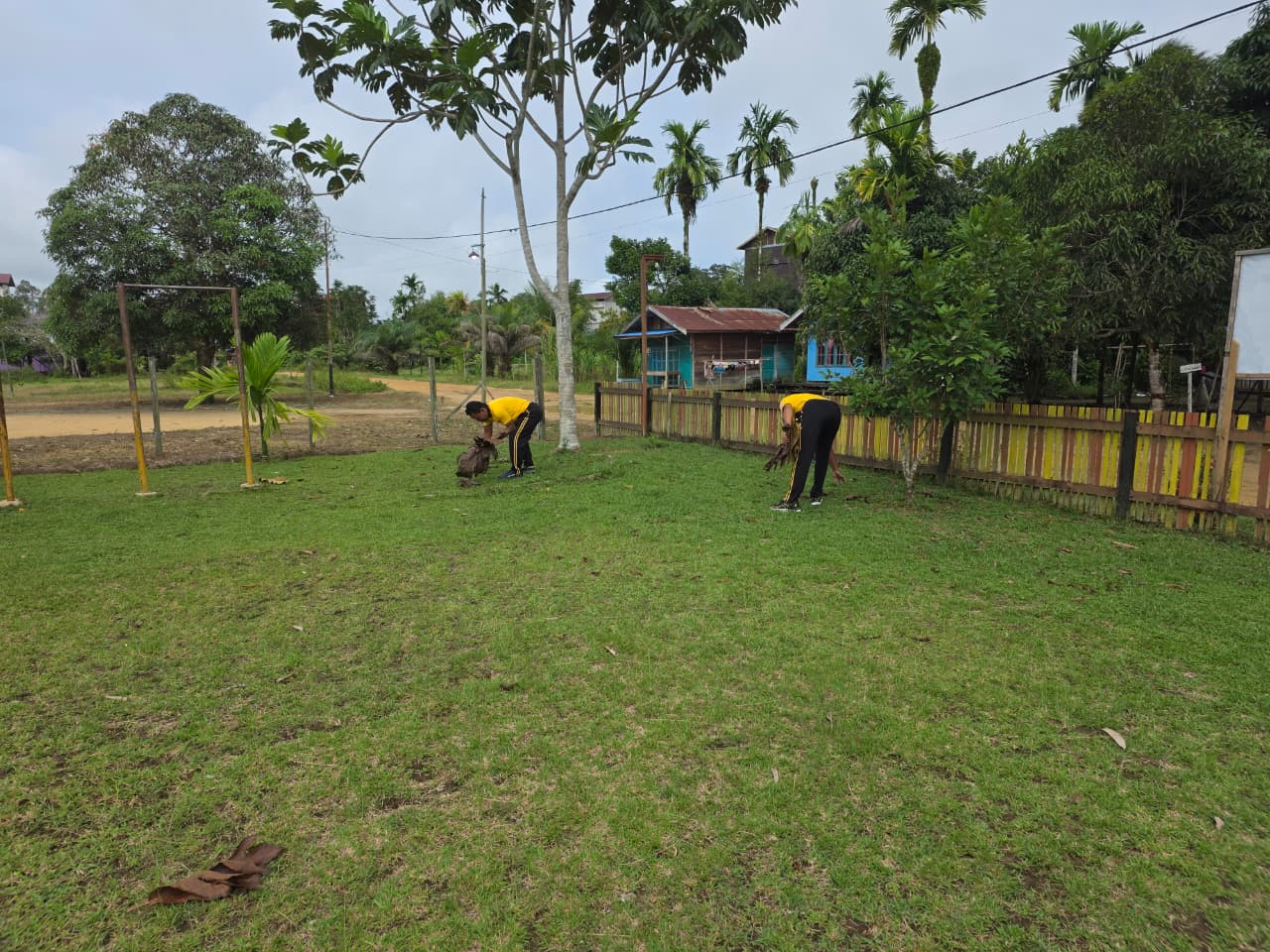 Personel Polsek Katingan Hulu melaksanakan kegiatan ASRI (Aman, Sejuk, Rindang, dan Indah) di lingkungan tempat kerja.