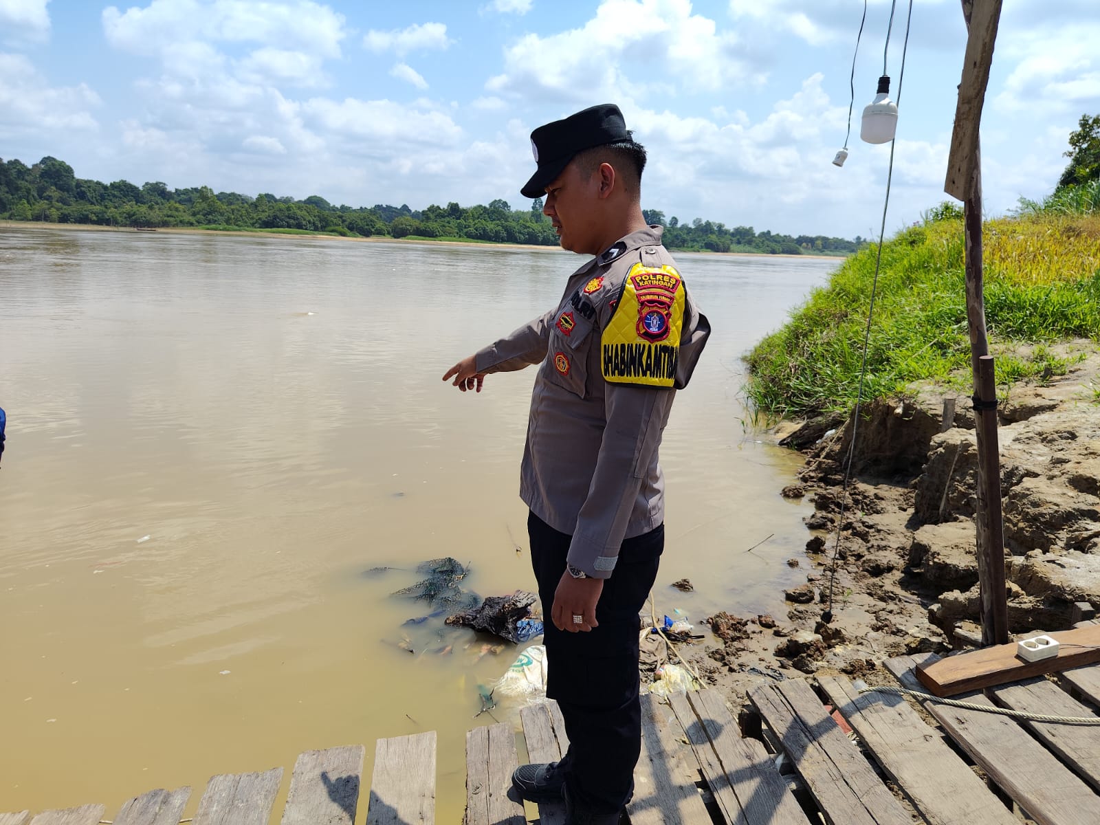 Deteksi Banjir, Polsek Tewang Sangalang Garing dan Pulau Malan Cek Ketinggian Debit Air.