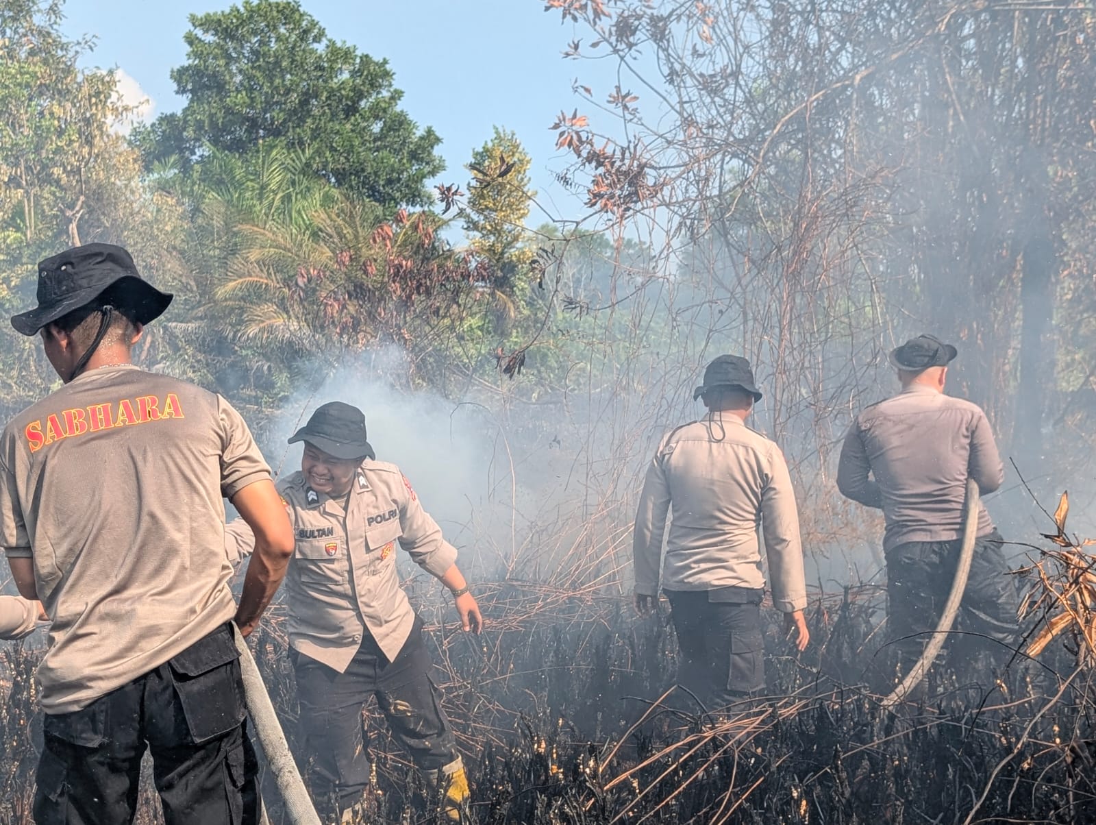 Pastikan Api Tak Kembali Menyala, Ditsamapta Polda Kalteng Sigap Tangani Karhutla di Palangka Raya