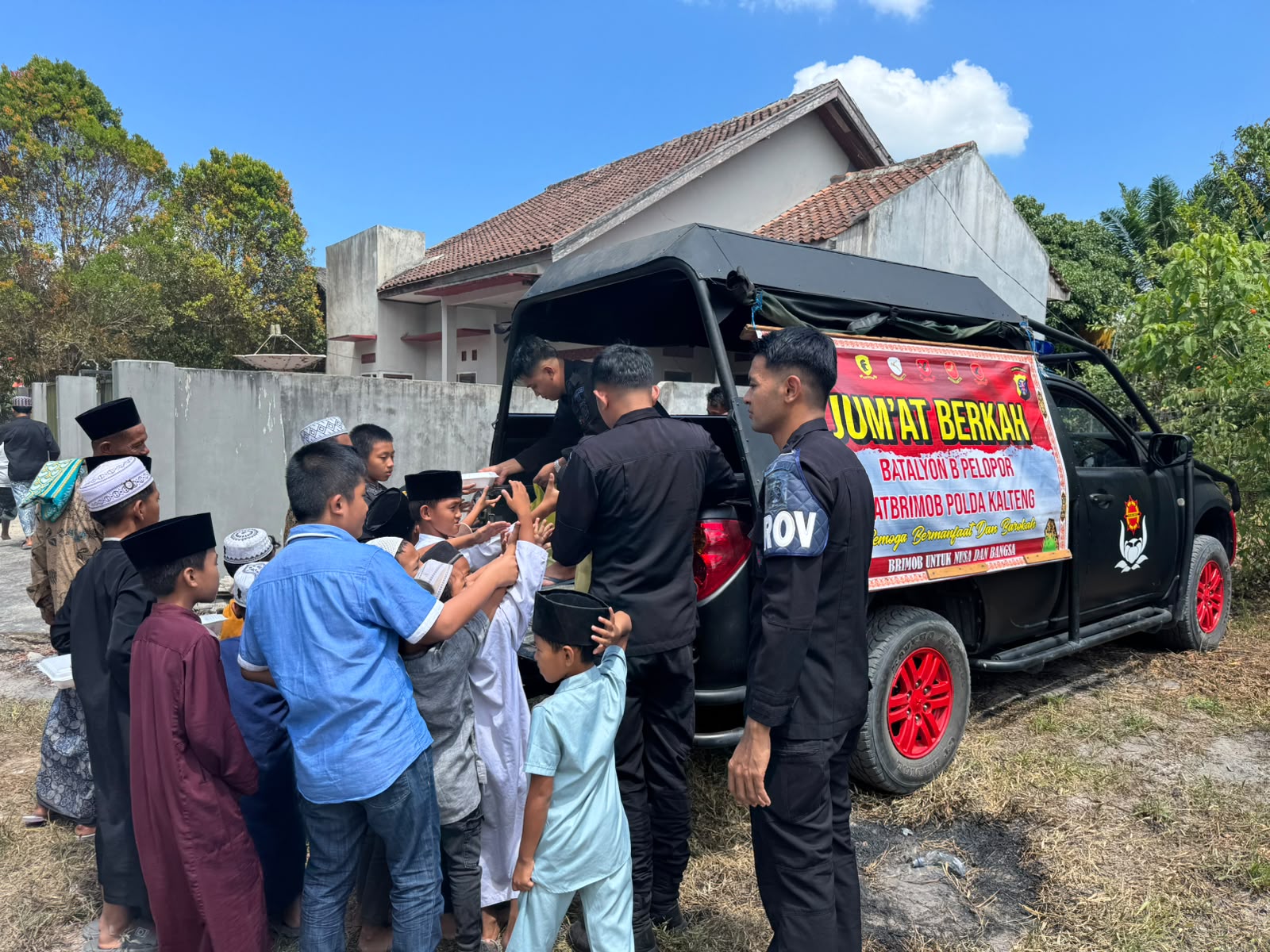 Jumat Berkah Brimob Kalteng, Personel Batalyon B Pelopor Berbagi Kebahagiaan Bersama Jamaah Masjid Al-Amin