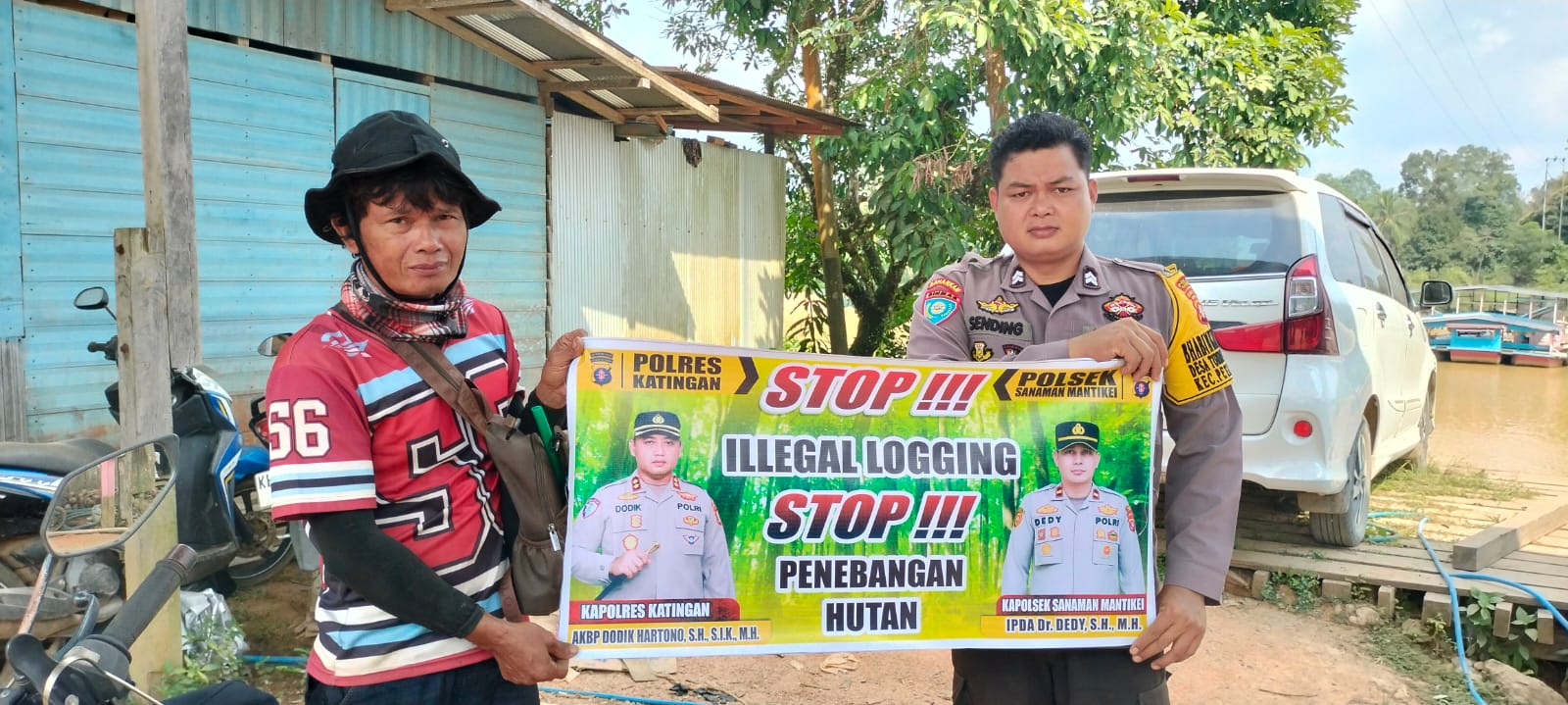 Bhabinkamtibmas laksanakan Sosialisasikan tentang larangan dan sangsi Pidana bagi pelaku Ileggal Logging kepada masyarakat di Desa Binaan.