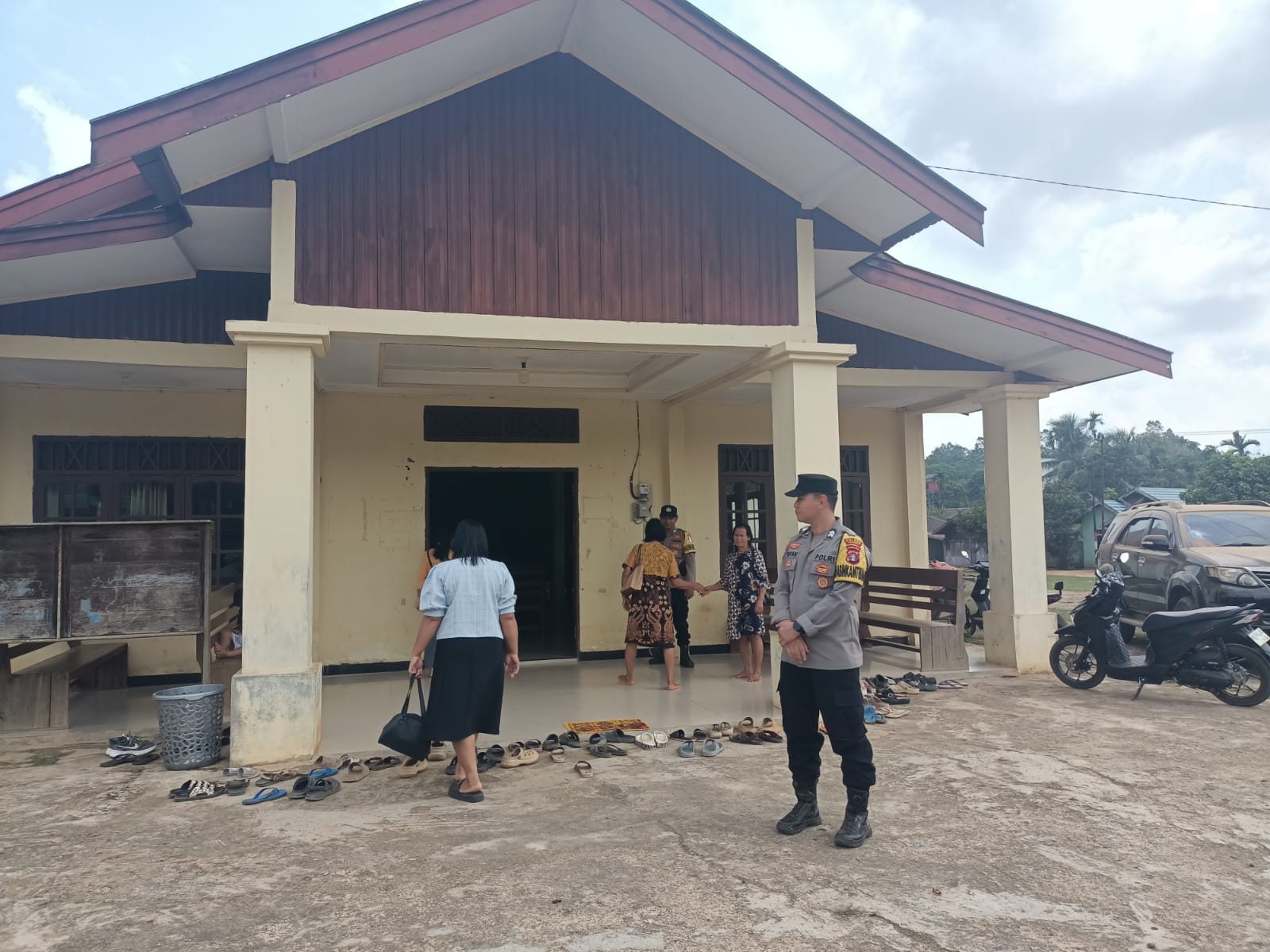 Polsek Marikit Perkuat Kehadiran, Kawal Ibadah Minggu dan Rawat Kerukunan