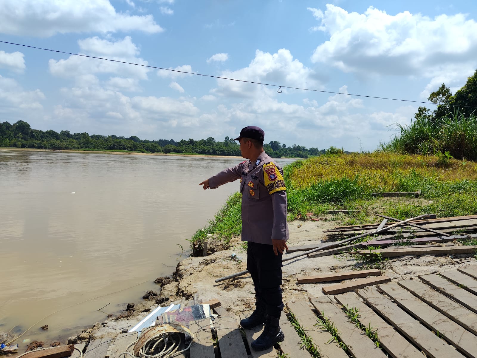 Deteksi Banjir, Polsek Tewang Sangalang Garing dan Pulau Malan Cek Ketinggian Debit Air.