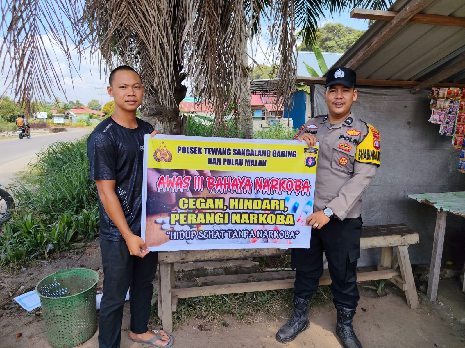 Melalui Imbauan dan media spanduk, Polsek Tewang Sangalang Garing dan Pulau Malan Imbau Warga Tidak Terjerumus Penyalahgunaan Narkoba.