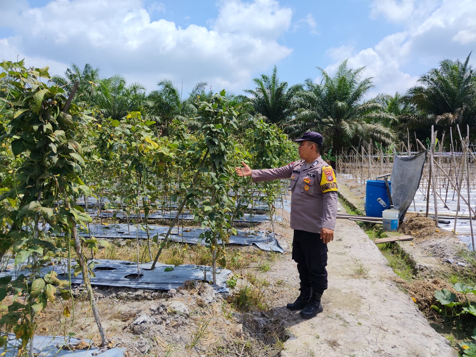 Personel Polsek Tewang Sangalang Garing dan Pulau Malan melaksanakan pengecekan lokasi pemanfaatan lahan pekarangan warga Binaannya