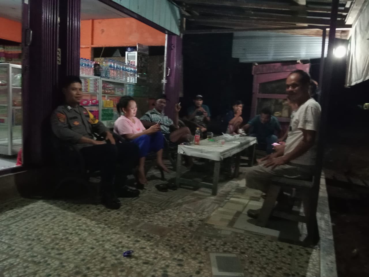 Polsek Delang Sambangi Warung, Perkuat Komunikasi dengan Masyarakat