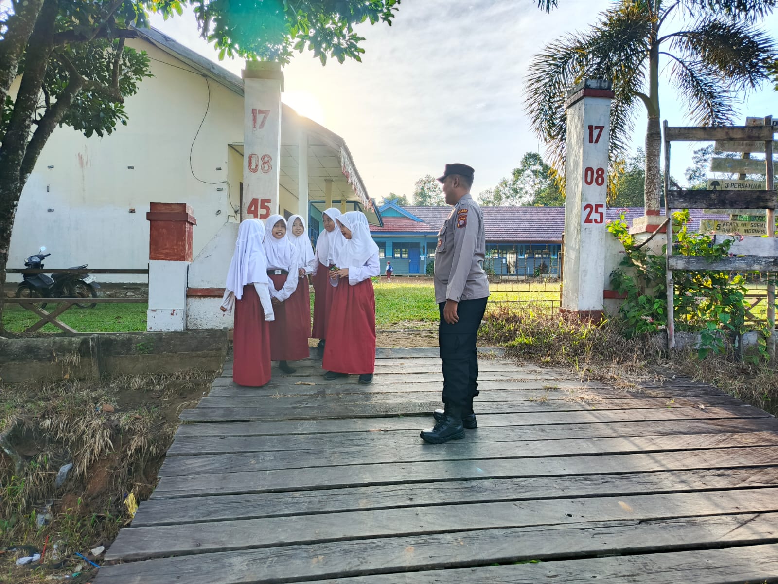 Polsek Lamandau Laksanakan Strong Point di Depan Sekolah, Berikan Rasa Aman bagi Pelajar