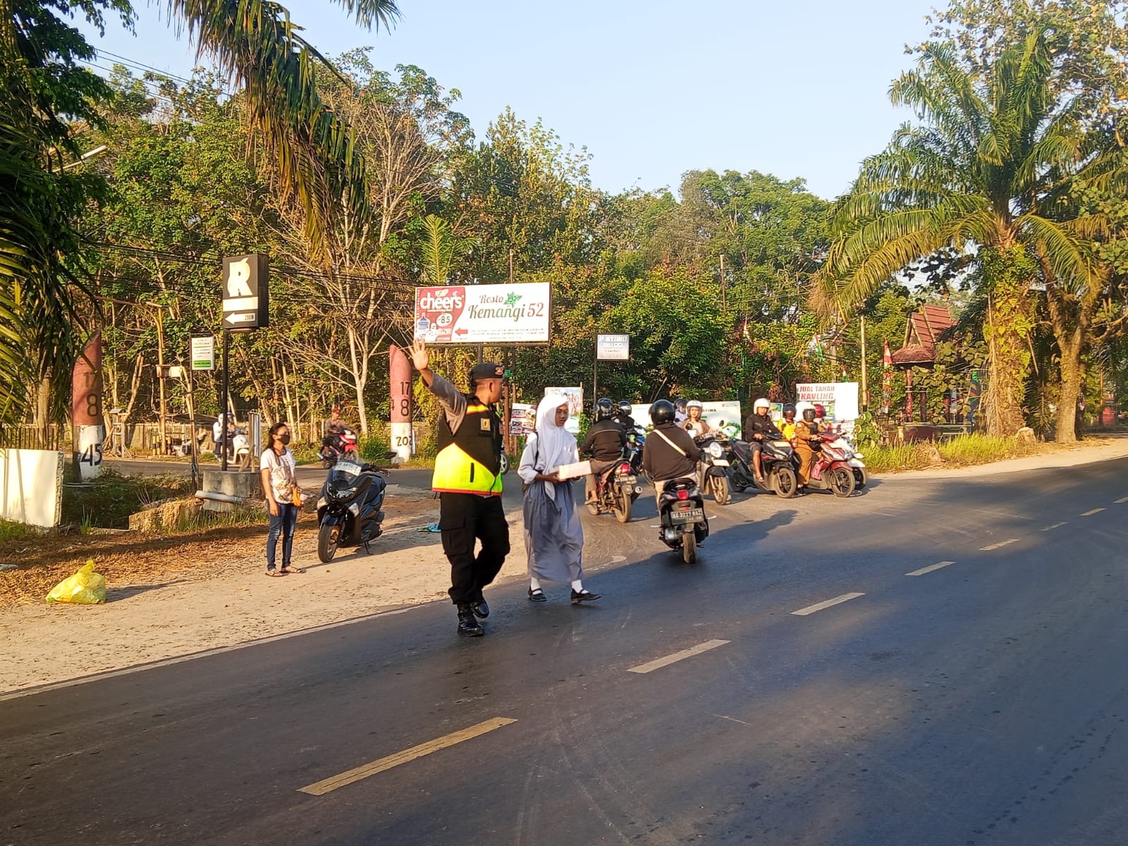 Brimob Kalteng Hadir di Depan Sekolah, Bantu Pelajar Menyeberang dengan Aman