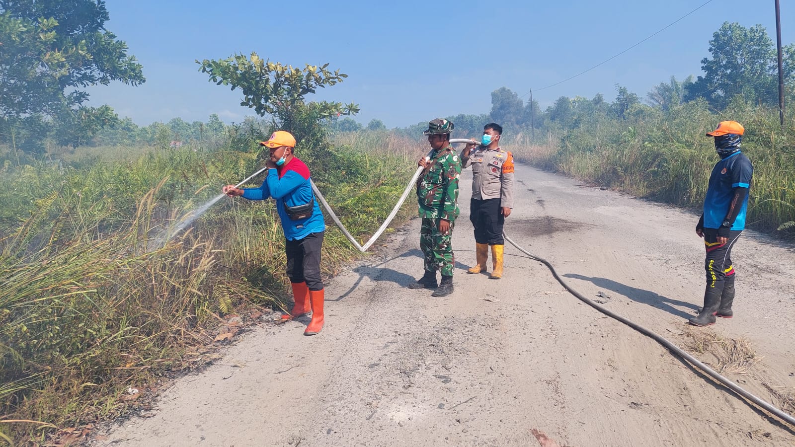 Cegah Api Meluas, Brimob Kalteng Padamkan Karhutla Di Jalan M.T Haryono dan Jalan Jend.Sudirman Sampit