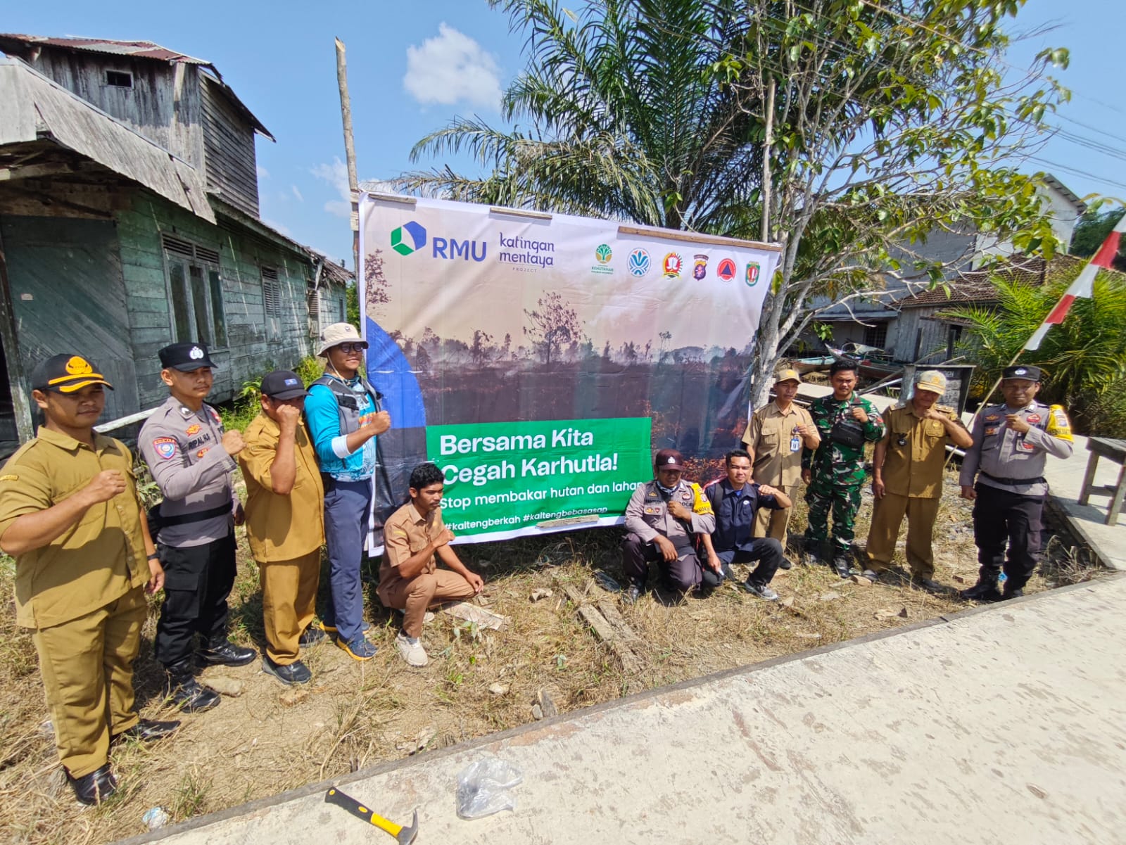 Patroli Gabungan Pasang Spanduk Larangan Karhutla di Mendawai