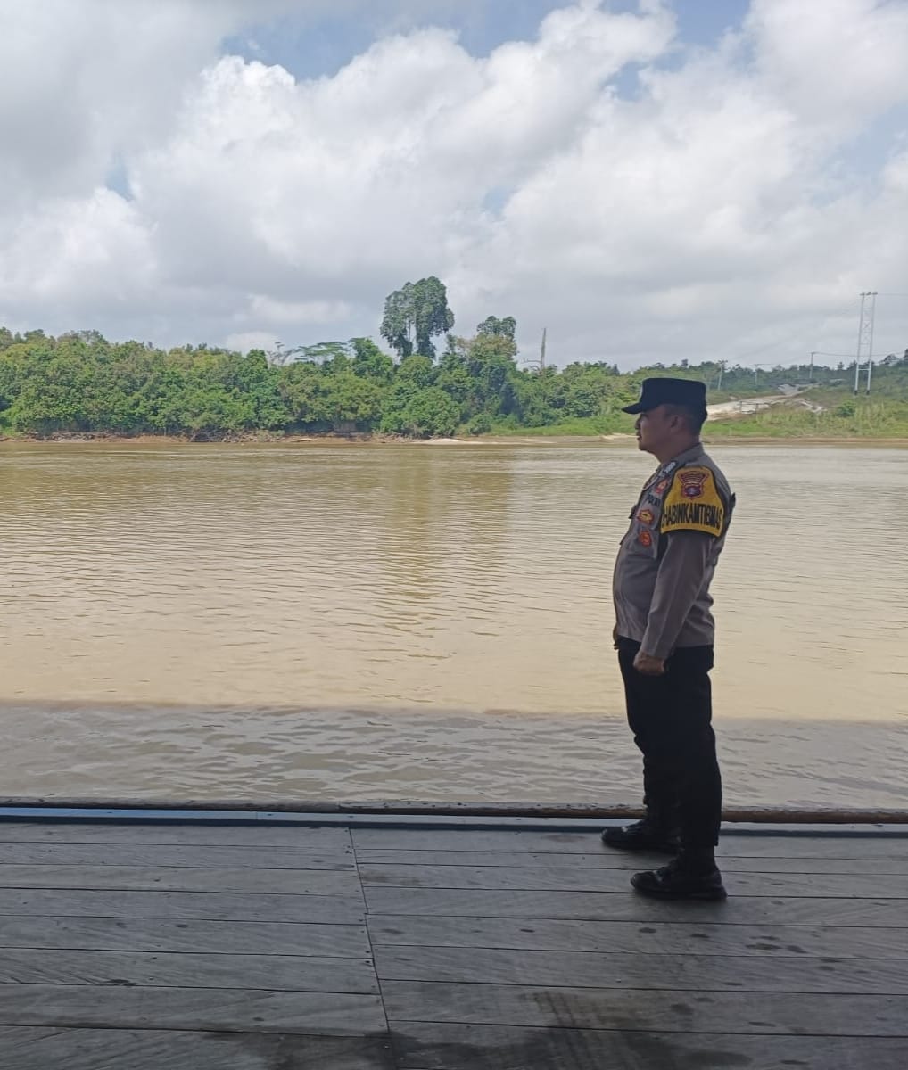 Deteksi Banjir, Polsek Tewang Sangalang Garing dan Pulau Malan Cek Ketinggian Debit Air