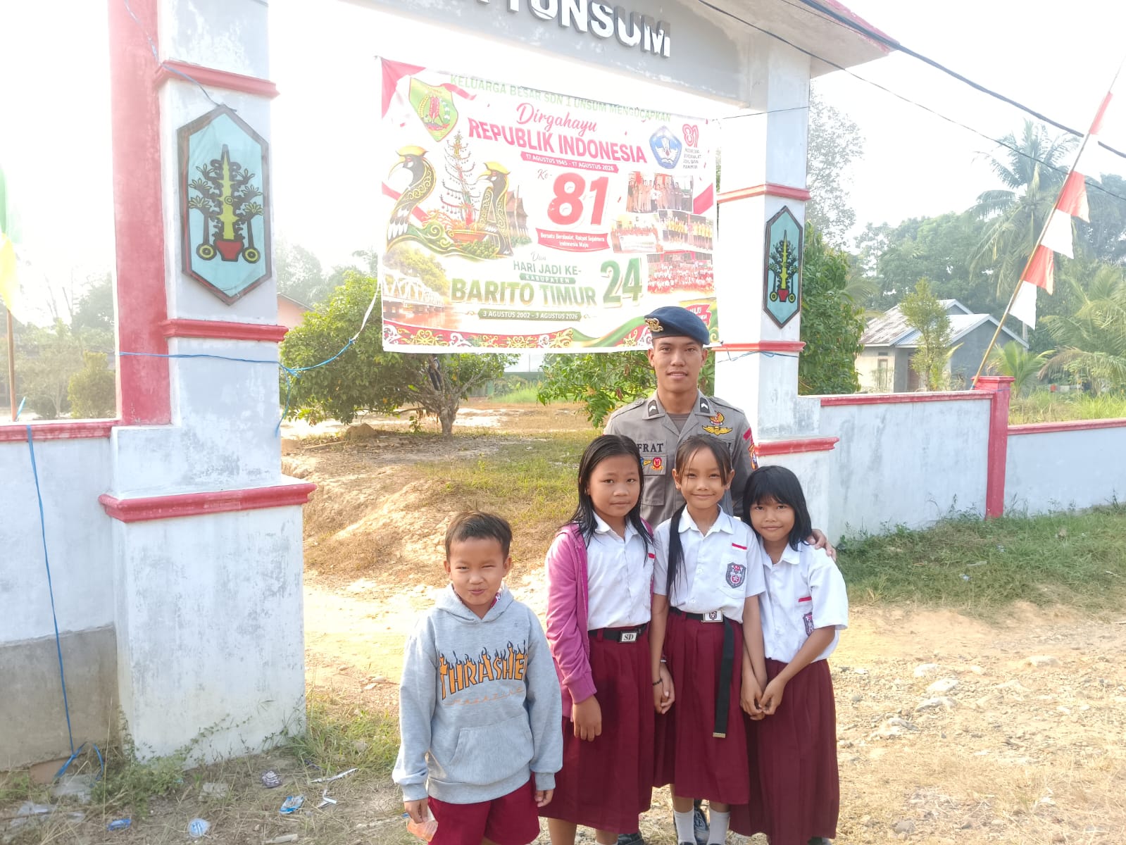 Brimob Kalteng Berikan Pelayanan Pagi di Depan Sekolah, Dukung Keselamatan Pelajar di Barito Timur