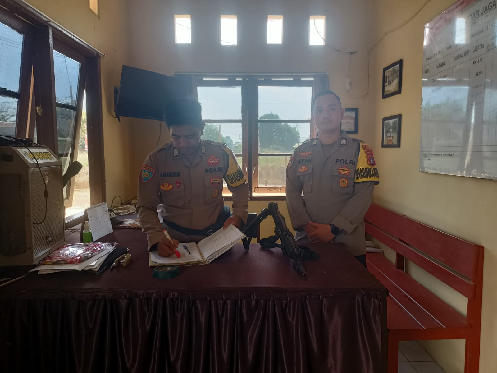 Piket Jaga Polsek Marikit: Eksis Pastikan Pelayanan Tetap Maksimal