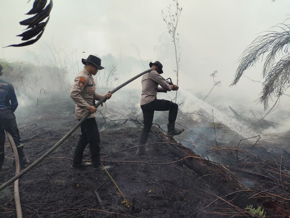 Sigap dan Tanggap, Personel Ditsamapta Polda Kalteng Gerak Cepat Padamkan Kebakaran Lahan