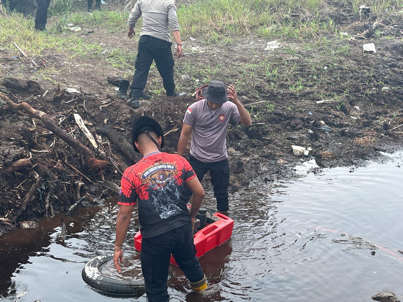 Sigap dan Tak Kenal Lelah, Personel Ditsamapta Polda Kalteng Gerak Cepat Tangani Karhutla