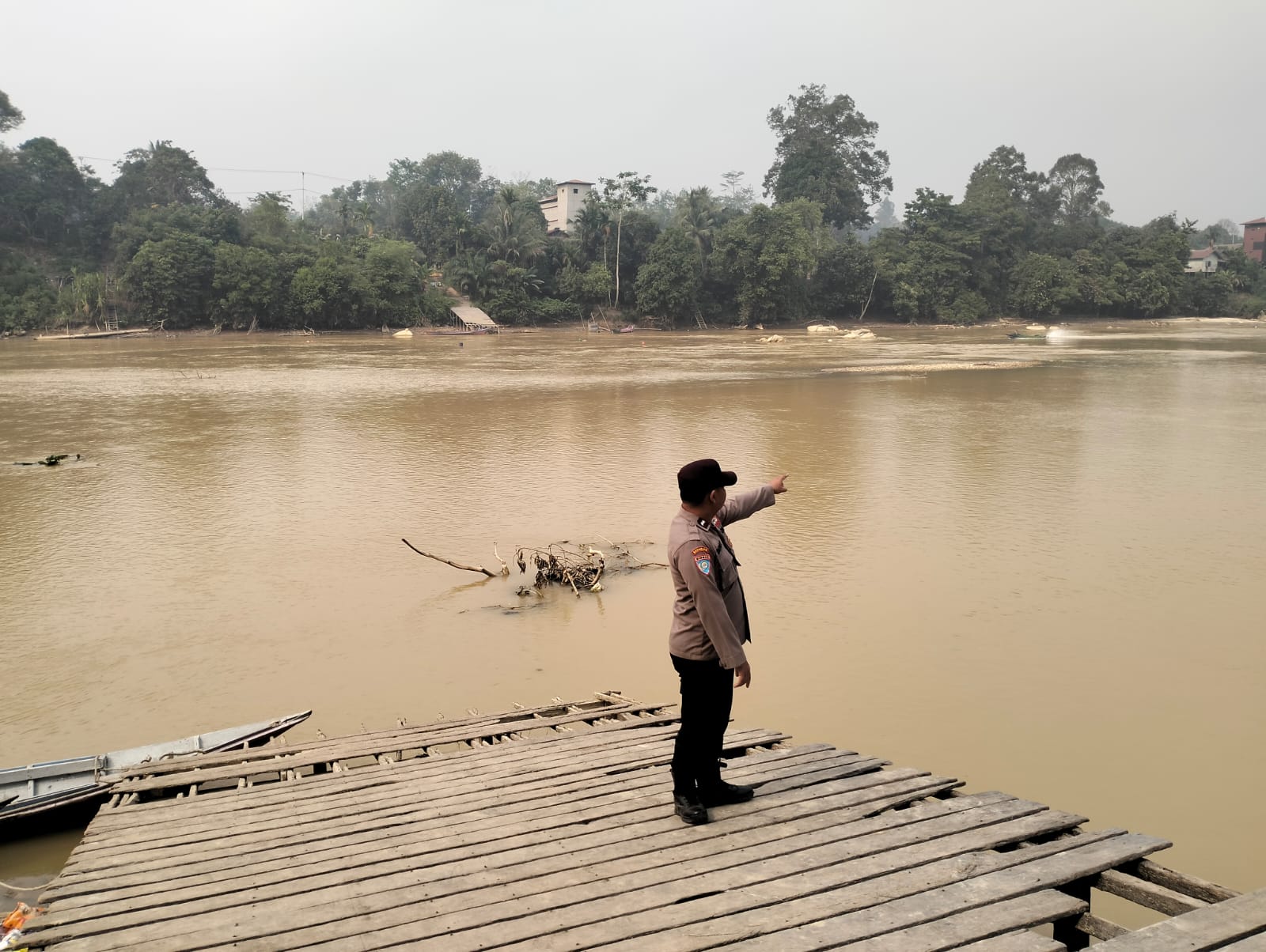ANTISIPASI BANJIR, BHABINKAMTIBMAS POLSEK MARIKIT PANTAU DEBIT AIR DAS KATINGAN