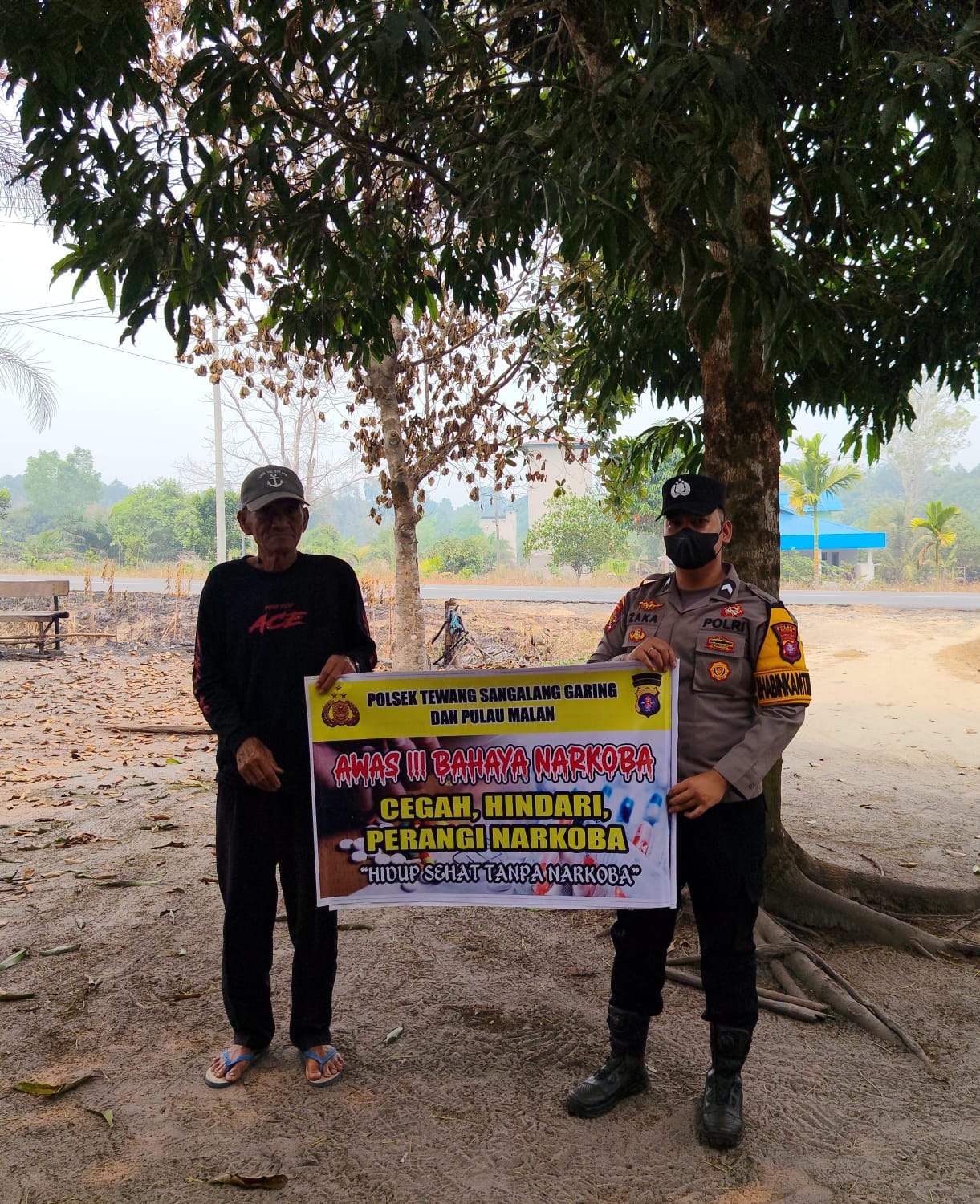 Melalui Imbauan dan media spanduk, Polsek Tewang Sangalang Garing dan Pulau Malan Imbau Warga Tidak Terjerumus Penyalahgunaan Narkoba.