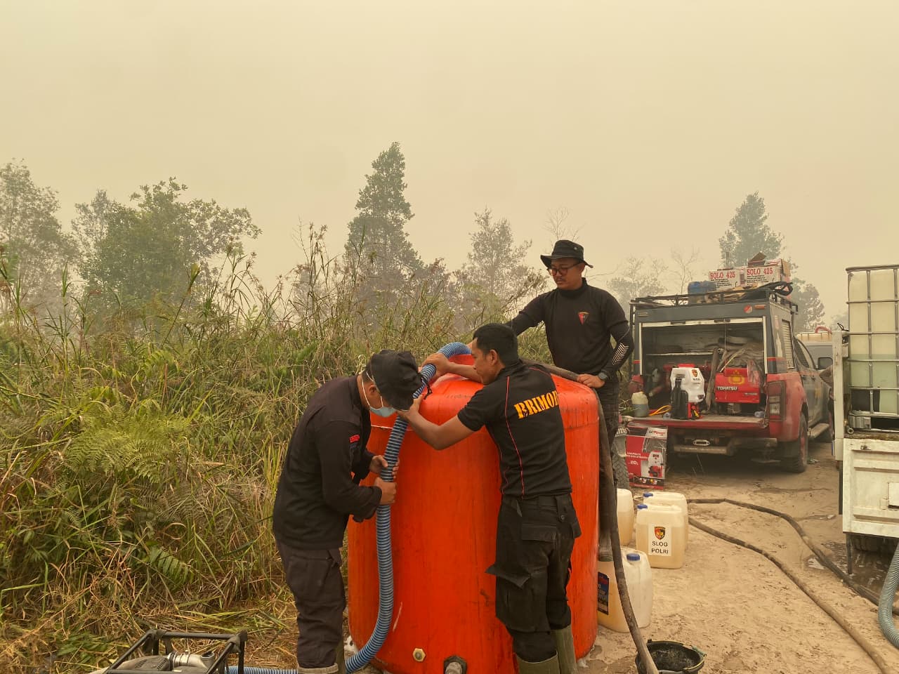 Tak Kenal Waktu, Batalyon A Pelopor Tuntaskan Penanganan Karhutla di Jalan Manduhara