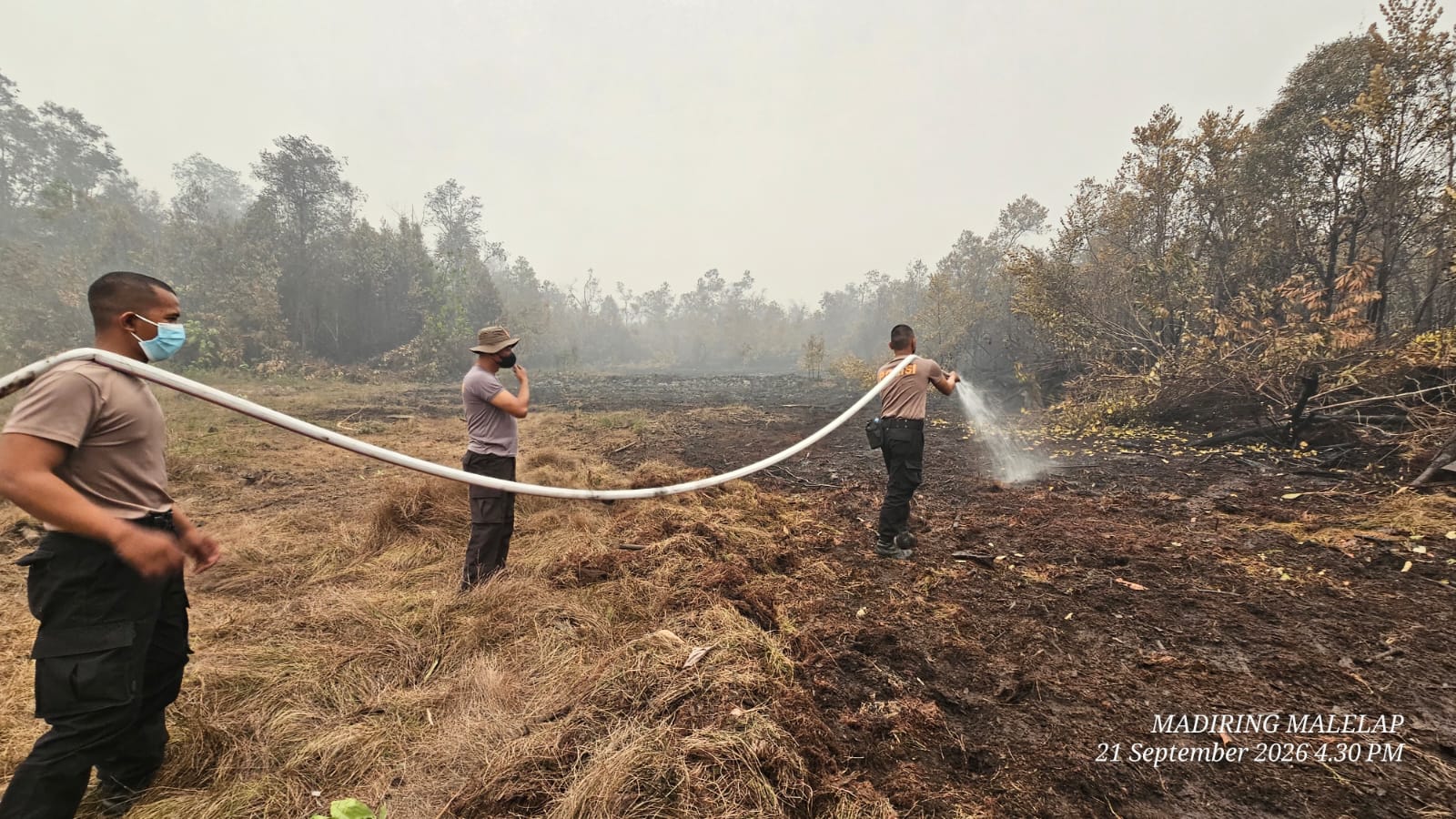 Piket Penjagaan Besama 23 Siswa Diktukba SPKT Polri   Lakukan Pendinginan Pasca Kebakaran Lahan