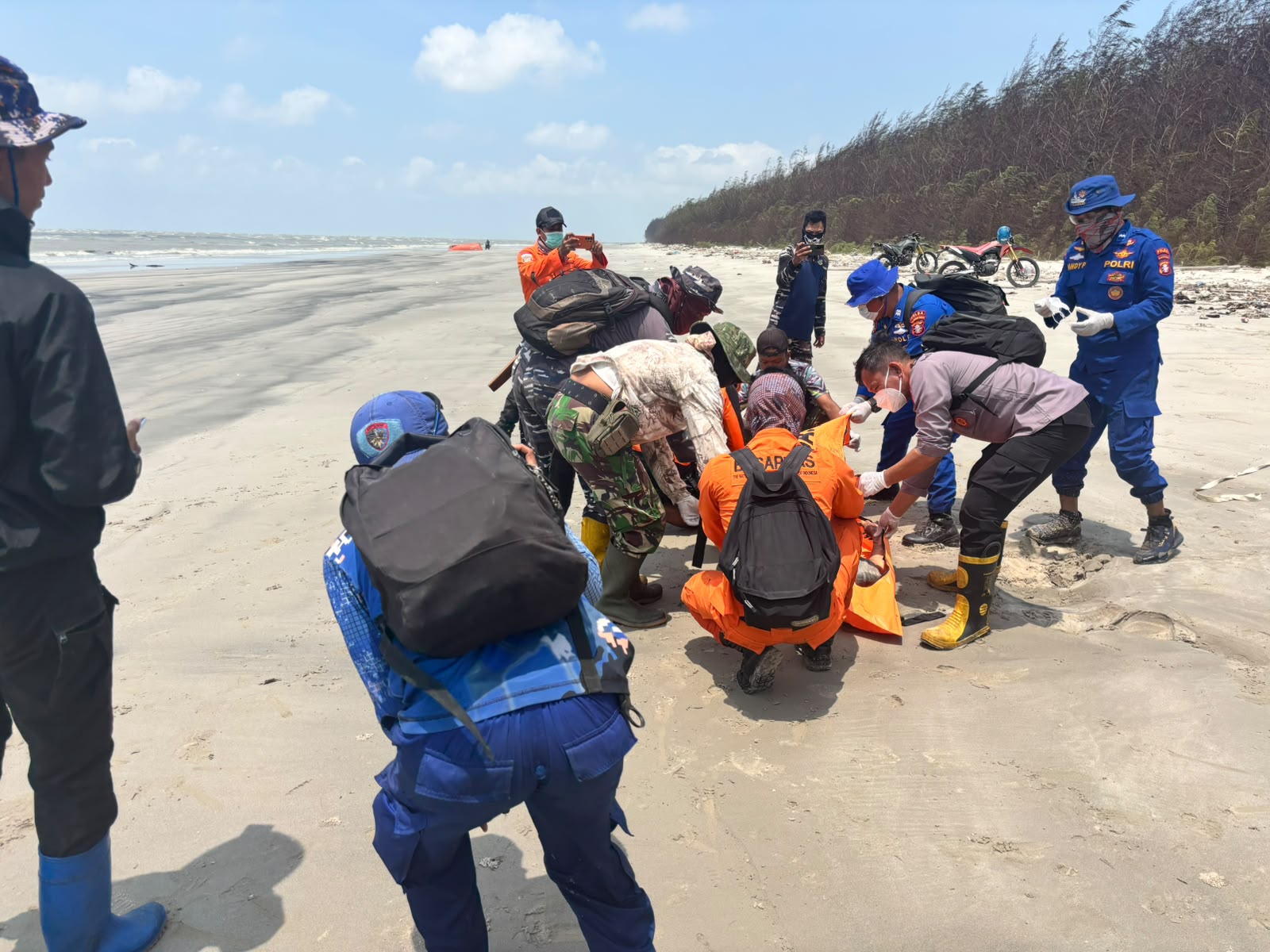 EVAKUASI DUA JENAZAH DI PESISIR SERUYAN, KEDUANYA MENGENAKAN LIFE JACKET BERTULISKAN KM VIRGO TRANSPORT 8