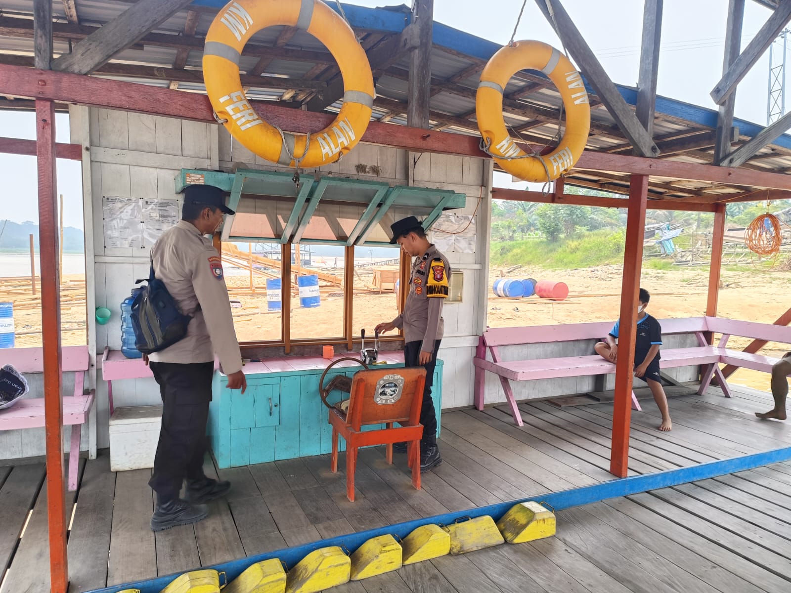 Dengan Patroli Dialogis, Polsek Tewang Sangalang Garing dan Pulau Malan Berikan Rasa Aman Kepada Masyarakat