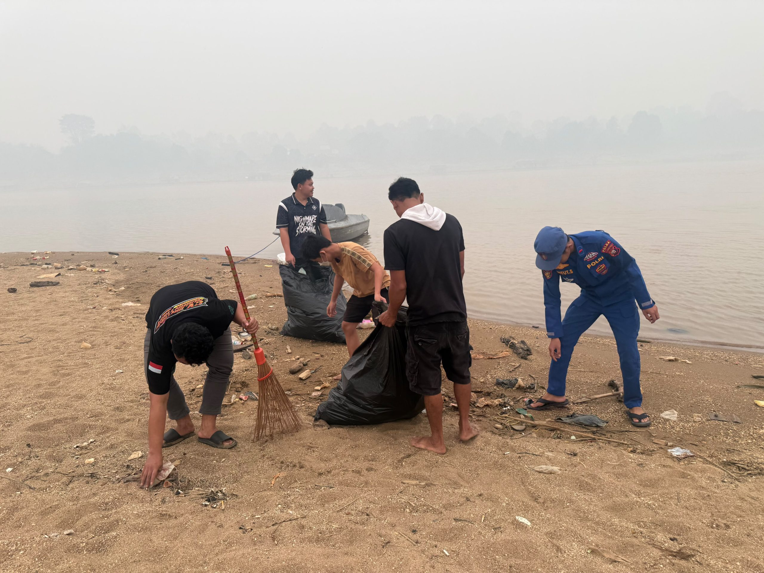 Ditpolairud Polda Kalteng Gelar Aksi Bersih Sungai di Pesisir Das Barito Dukung Program Gerakan Indonesia ASRI