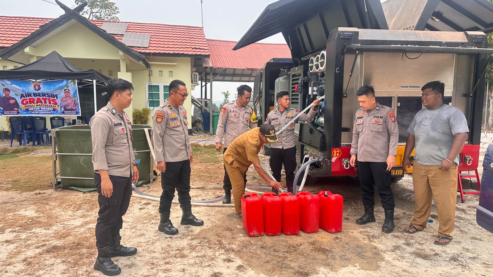Brimob Kalteng Bantu Warga Cempaka Putih Melalui Distribusi Air Bersih