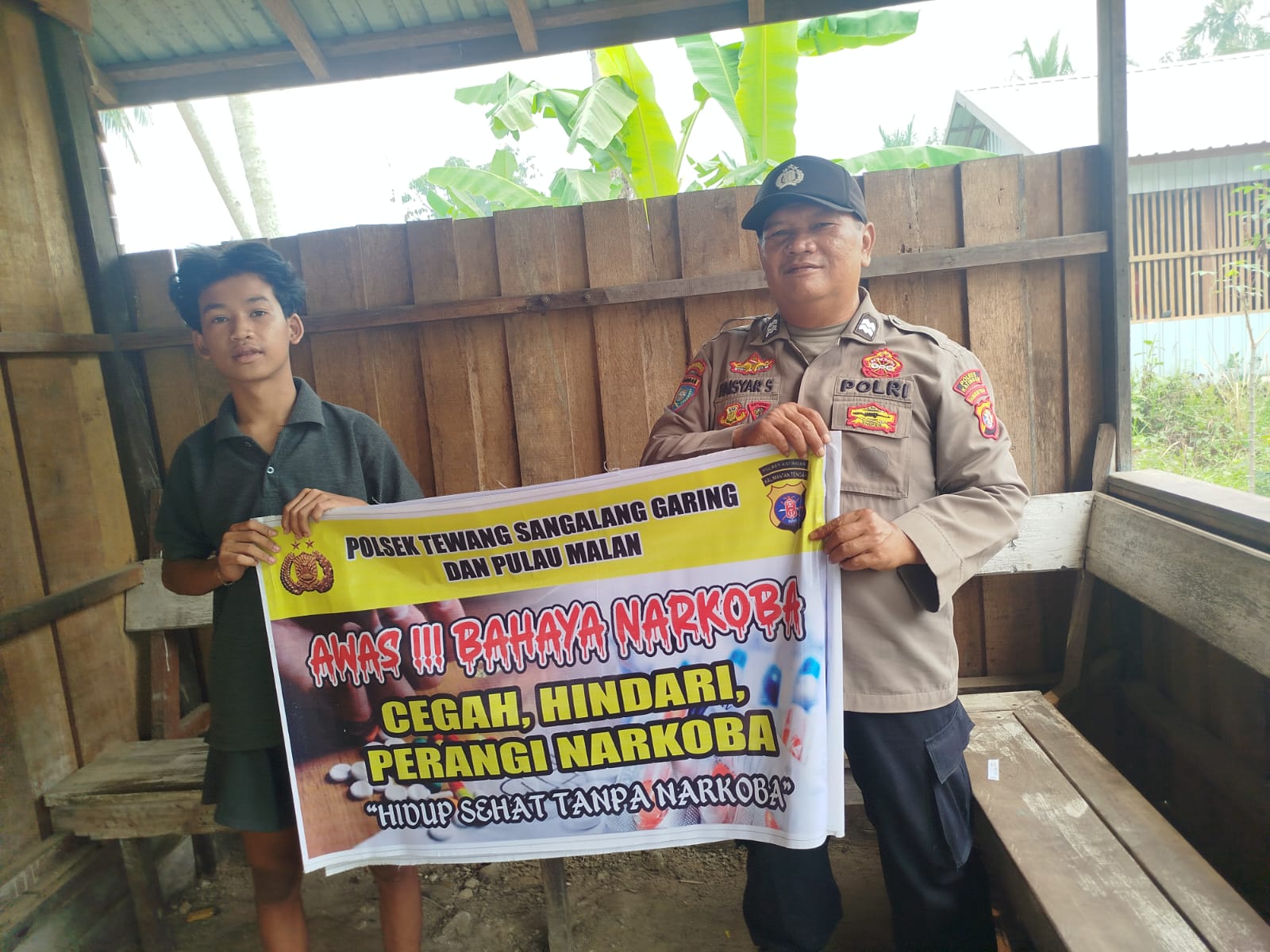 Melalui Media Spanduk, Polsek Tewang Sangalang Garing dan Pulau Malan Imbau Warga Tidak Terjerumus Penyalahgunaan Narkoba.