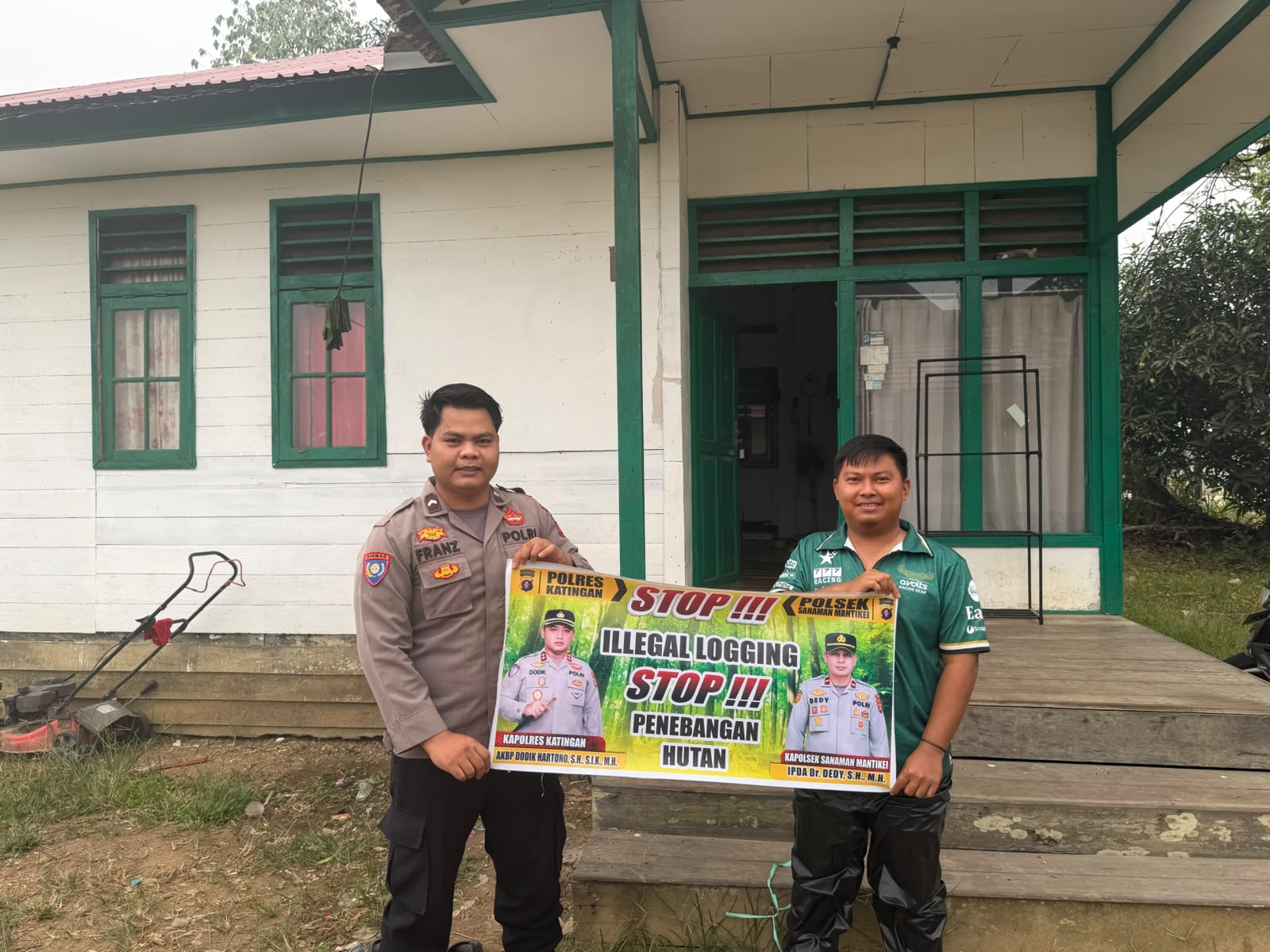 Bhabinkamtibmas laksanakan Sosialisasikan tentang larangan dan sangsi Pidana bagi pelaku Ileggal Logging kepada masyarakat di Desa Binaan.