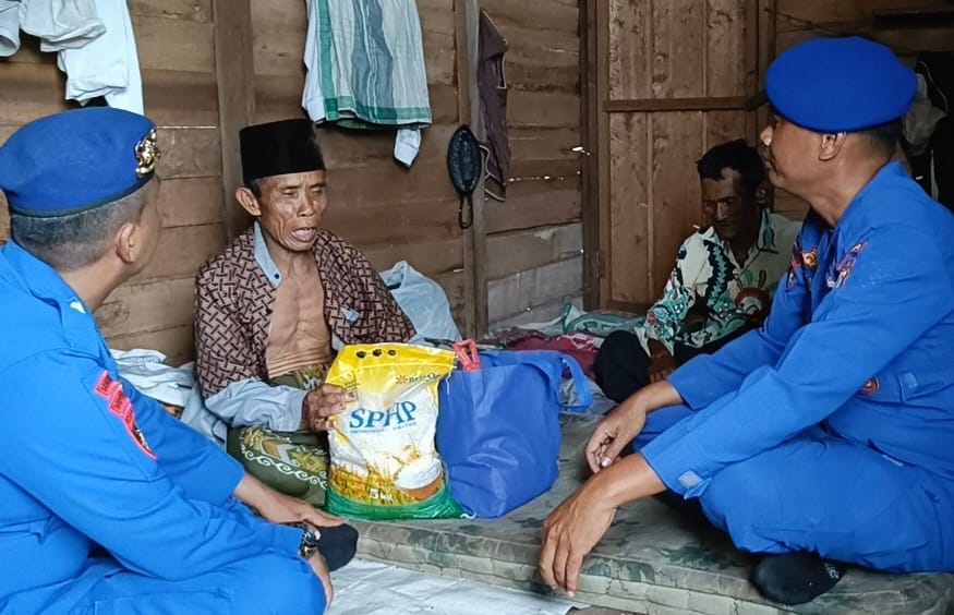 Berbagi Bansos, Upaya Ditpolairud Polda Kalteng Menjaga Kamtibmas Di Pegatan Hilir Das Katingan