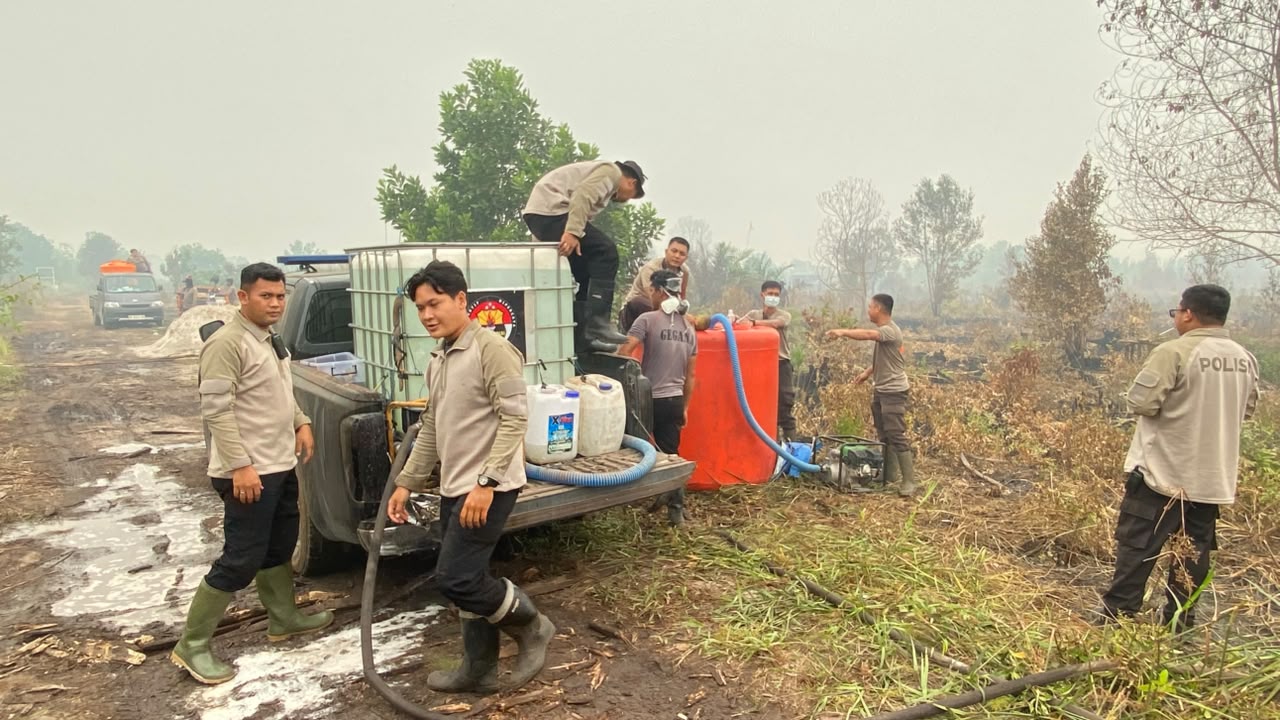 Fokus Pendinginan Bara Api, Polda Kalteng Kerahkan Puluhan Kendaraan Pemadam Gempur Api di Lahan Gambut Buluh Merindu