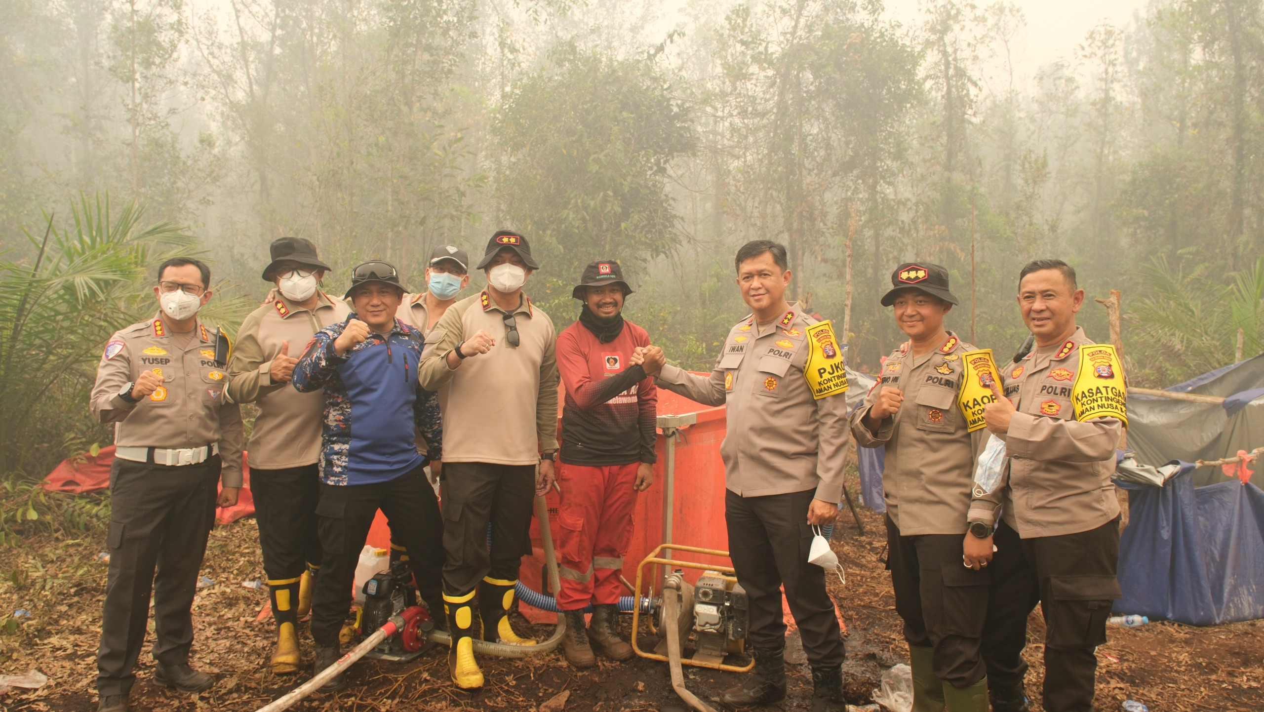 Dirpolairud Polda Kalteng Dampingi Kapolda Tinjau Penanggulangan Karhutla di Pulang Pisau