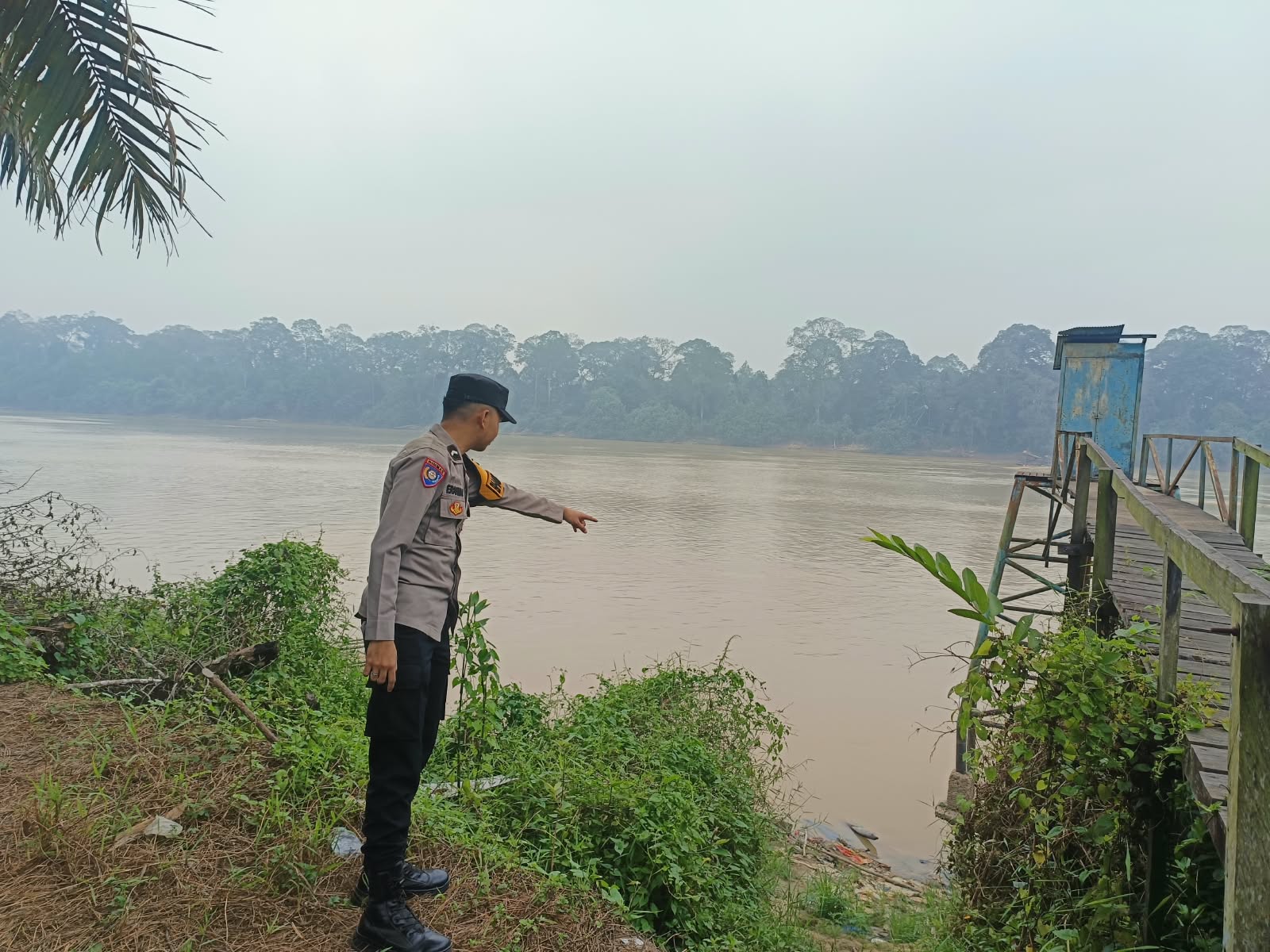 Deteksi Banjir, Polsek Tewang Sangalang Garing dan Pulau Malan Cek Ketinggian Debit Air.