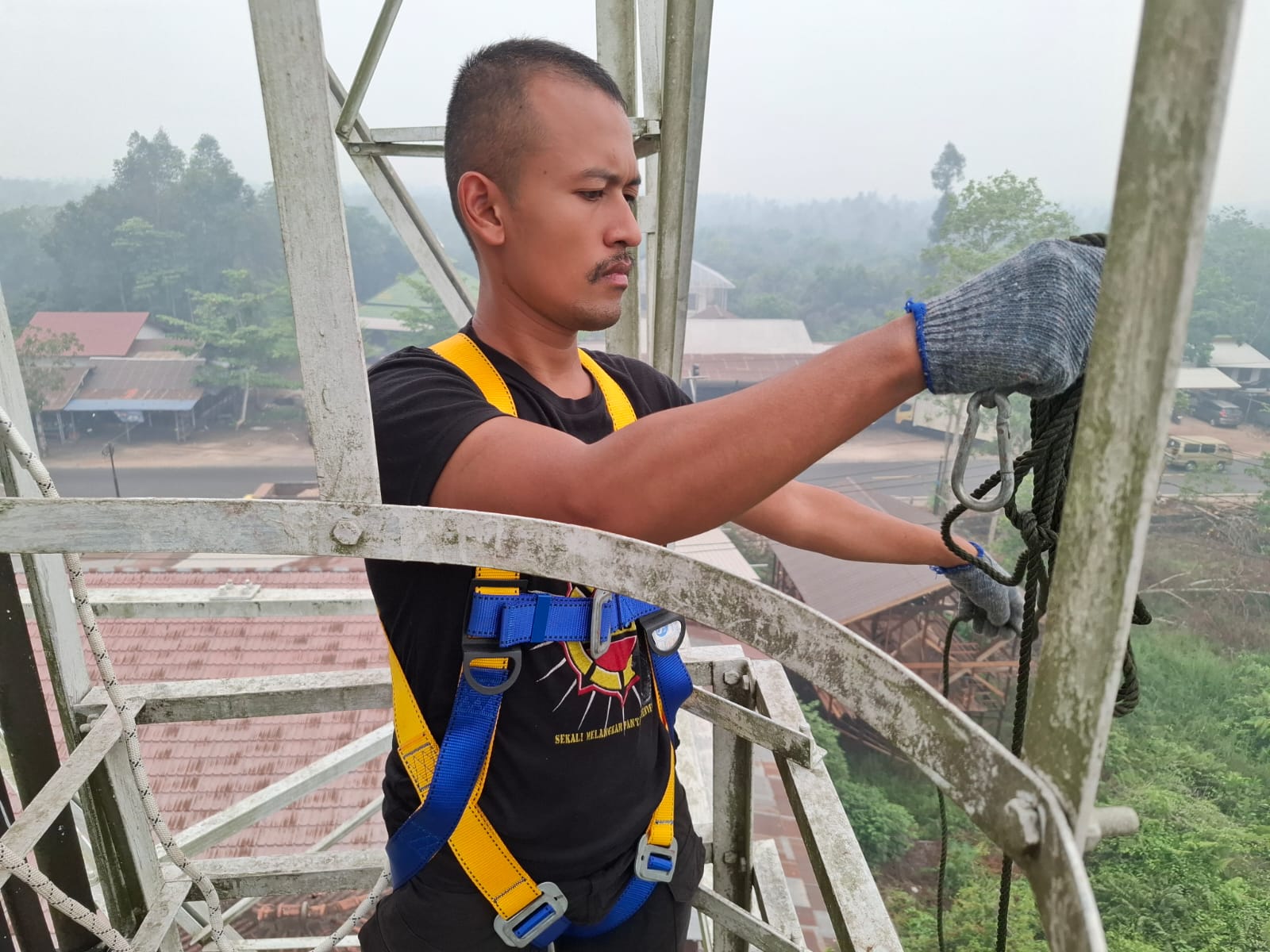 Perkuat Komunikasi Penanganan Karhutla, Satbrimob dan Bid TIK Pasang Repeater HT di Tumbang Nusa