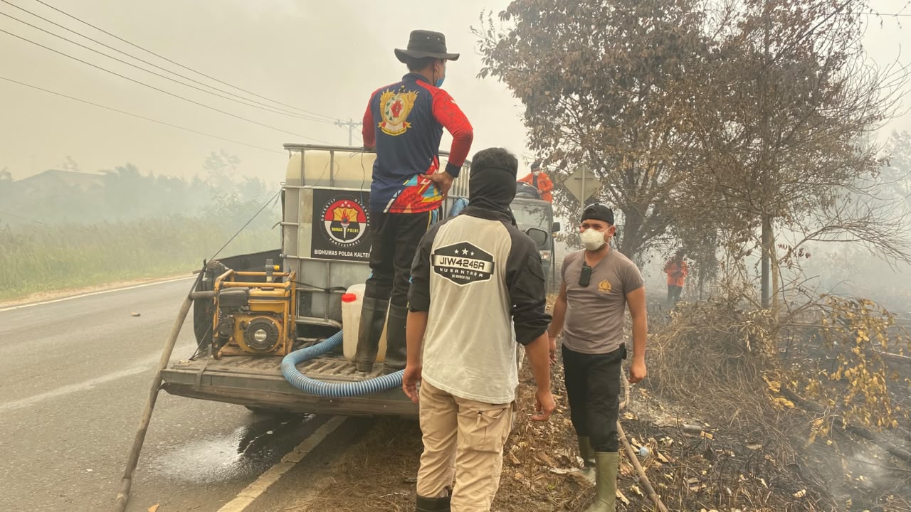 Asap Karhutla Selimuti Jalan Tanjung Taruna, Polda Kalteng Imbau Pengendara Waspada dan Berhati-Hati