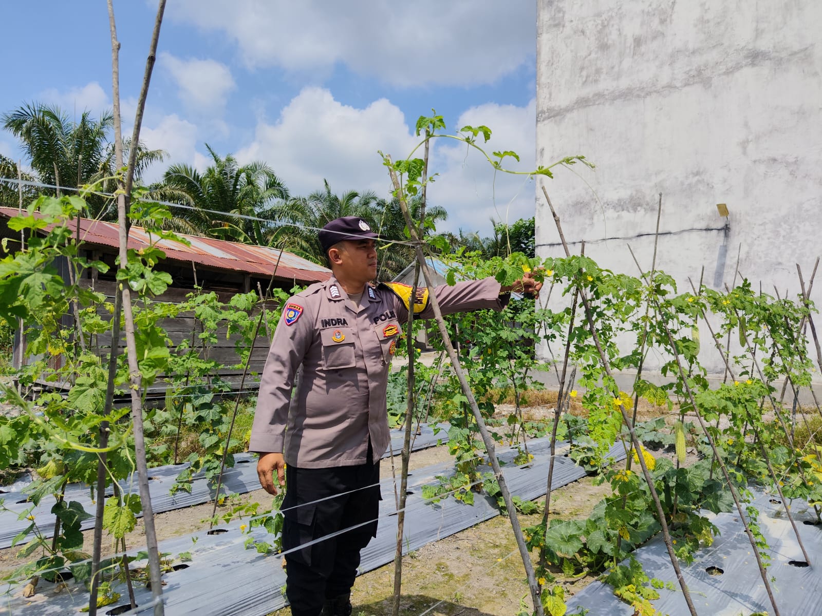 Personel Polsek Tewang Sangalang Garing dan Pulau Malan melaksanakan pengecekan lokasi pemanfaatan lahan pekarangan warga Binaannya