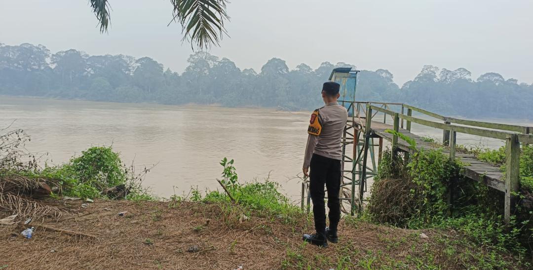 Deteksi Banjir, Polsek Tewang Sangalang Garing dan Pulau Malan Cek Ketinggian Debit Air.
