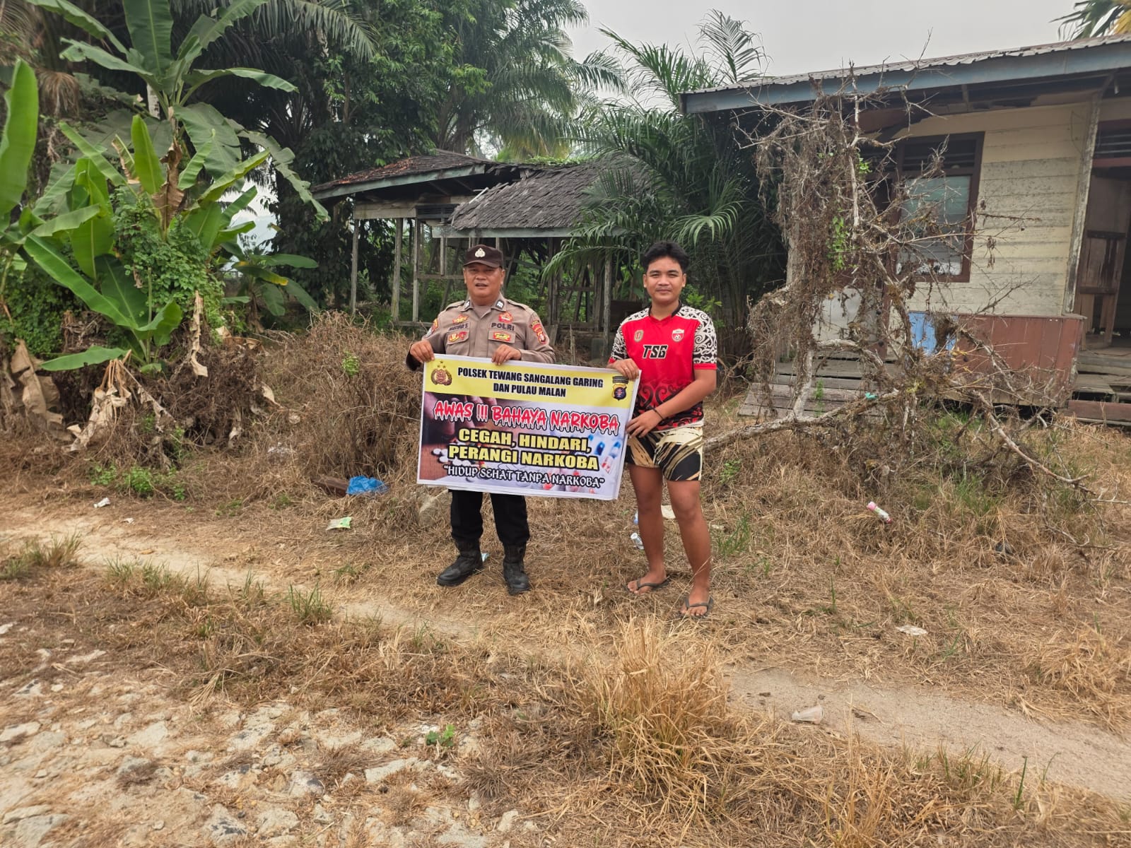 Melalui Media Spanduk, Polsek Tewang Sangalang Garing dan Pulau Malan Imbau Warga Tidak Terjerumus Penyalahgunaan Narkoba.