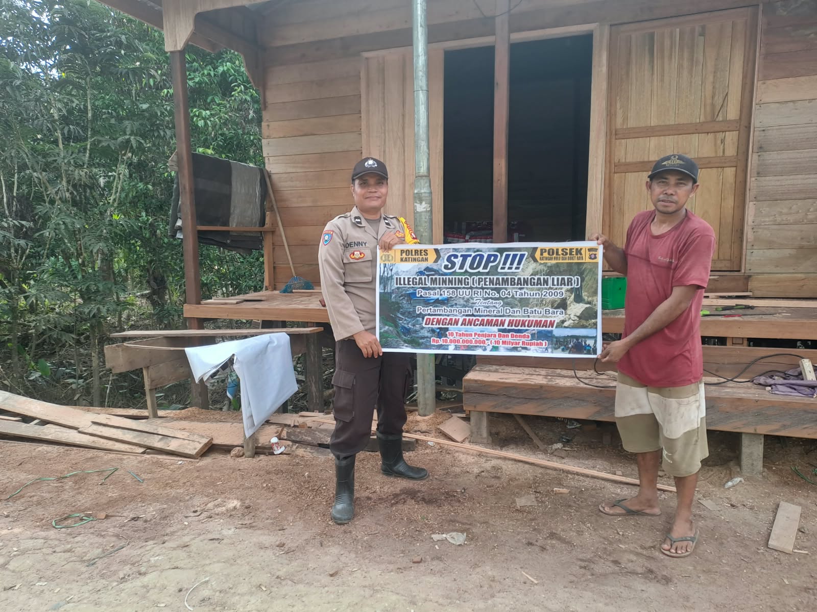 Upaya pencegahan Penambangan Emas Tanpa Ijin (PETI) di Kecamatan Katingan Hulu dan Bukit Raya, Bhabinkamtibmas sosialisasi kepada masyarakat.