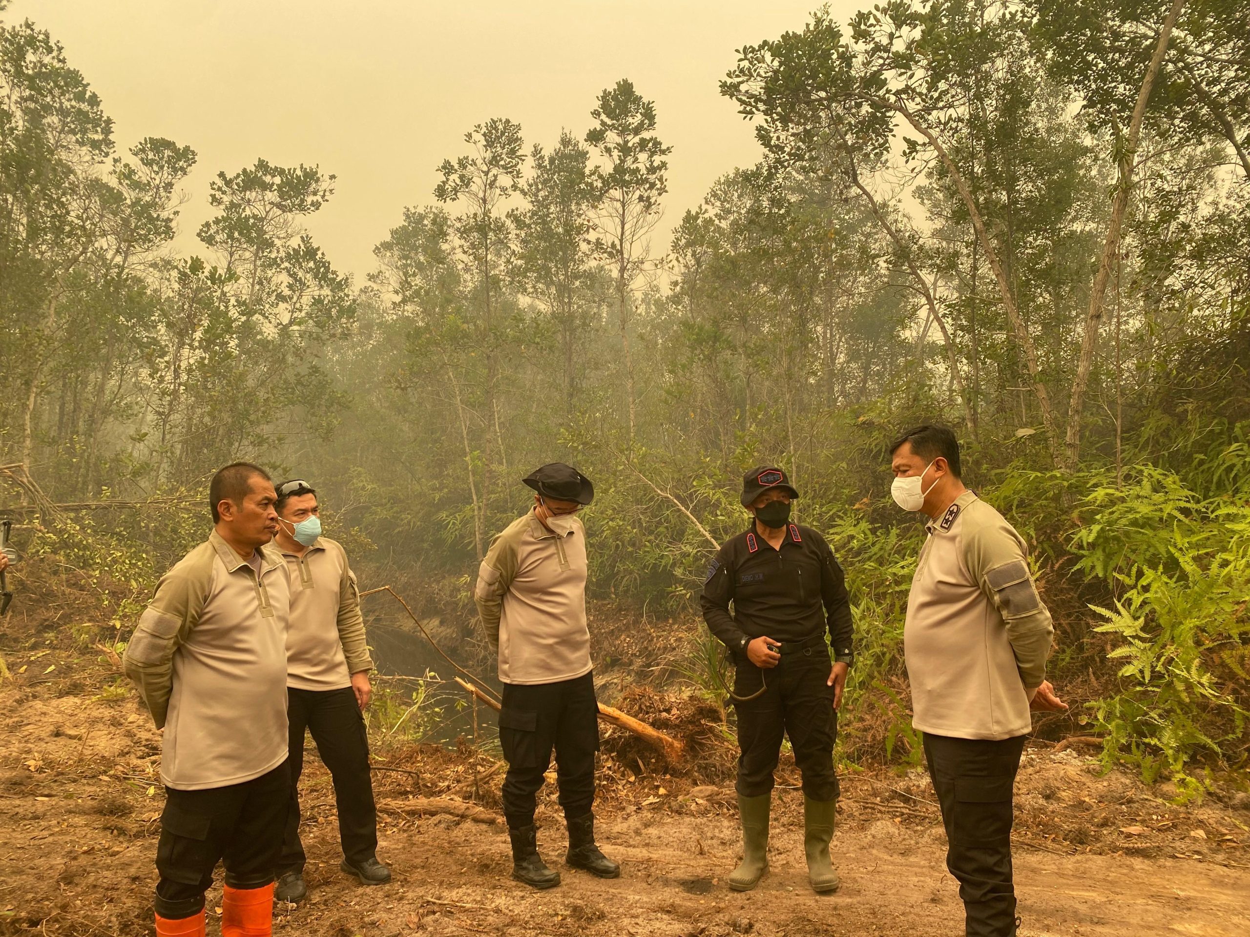 Kapolda Kalteng dan Dansatbrimob Pantau Titik Panas Karhutla di Belakang Sekolah Rakyat