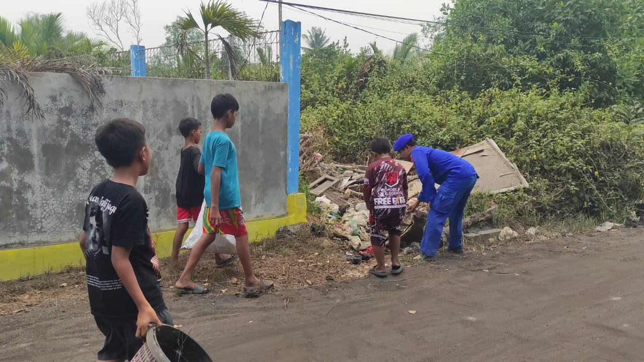 Ditpolairud Polda Kalteng melaksanakan giat sapu bersih sampah Dengan Warga sekitar Desa Kapitan