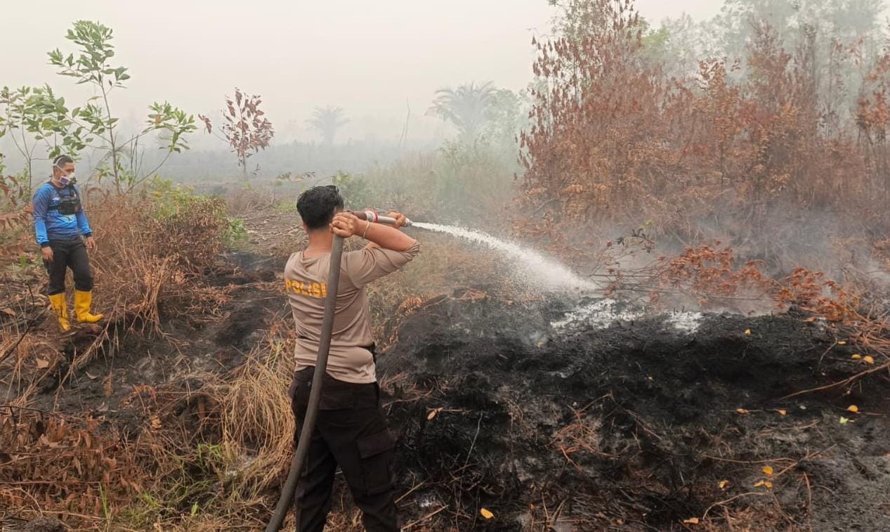 Sasar 2 Lokasi Karhutla, Personel Bidpropam Polda Kalteng Kembali Lakukan Pemadaman Lahan Kebakar