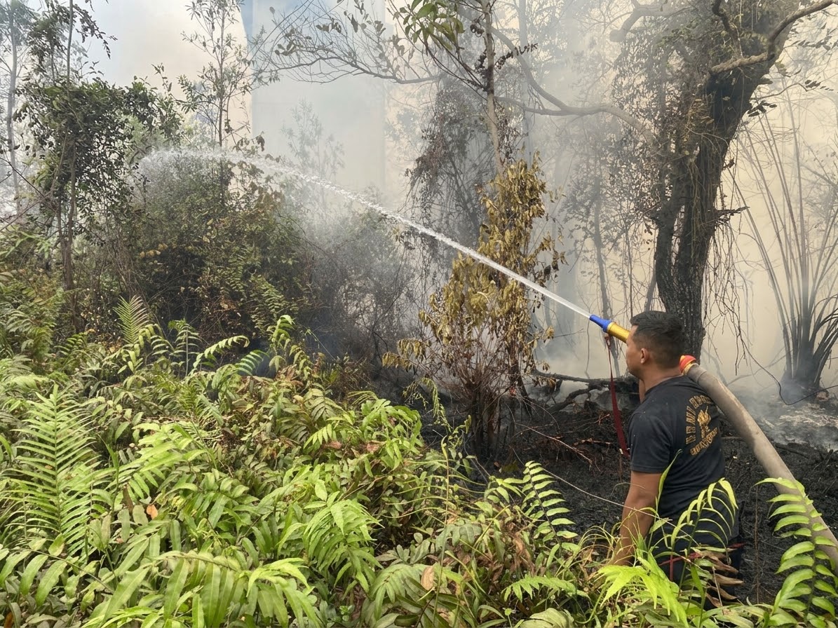 Satbrimob Polda Kalteng Terus Lakukan Pemadaman dan Pembasahan Karhutla di Tanjung Taruna